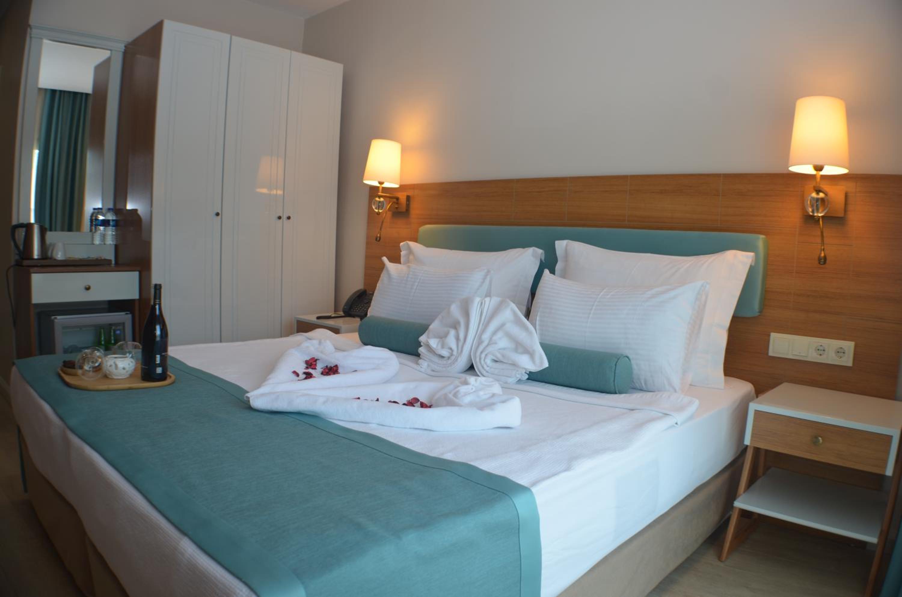 Deluxe Double Room with Side Sea View