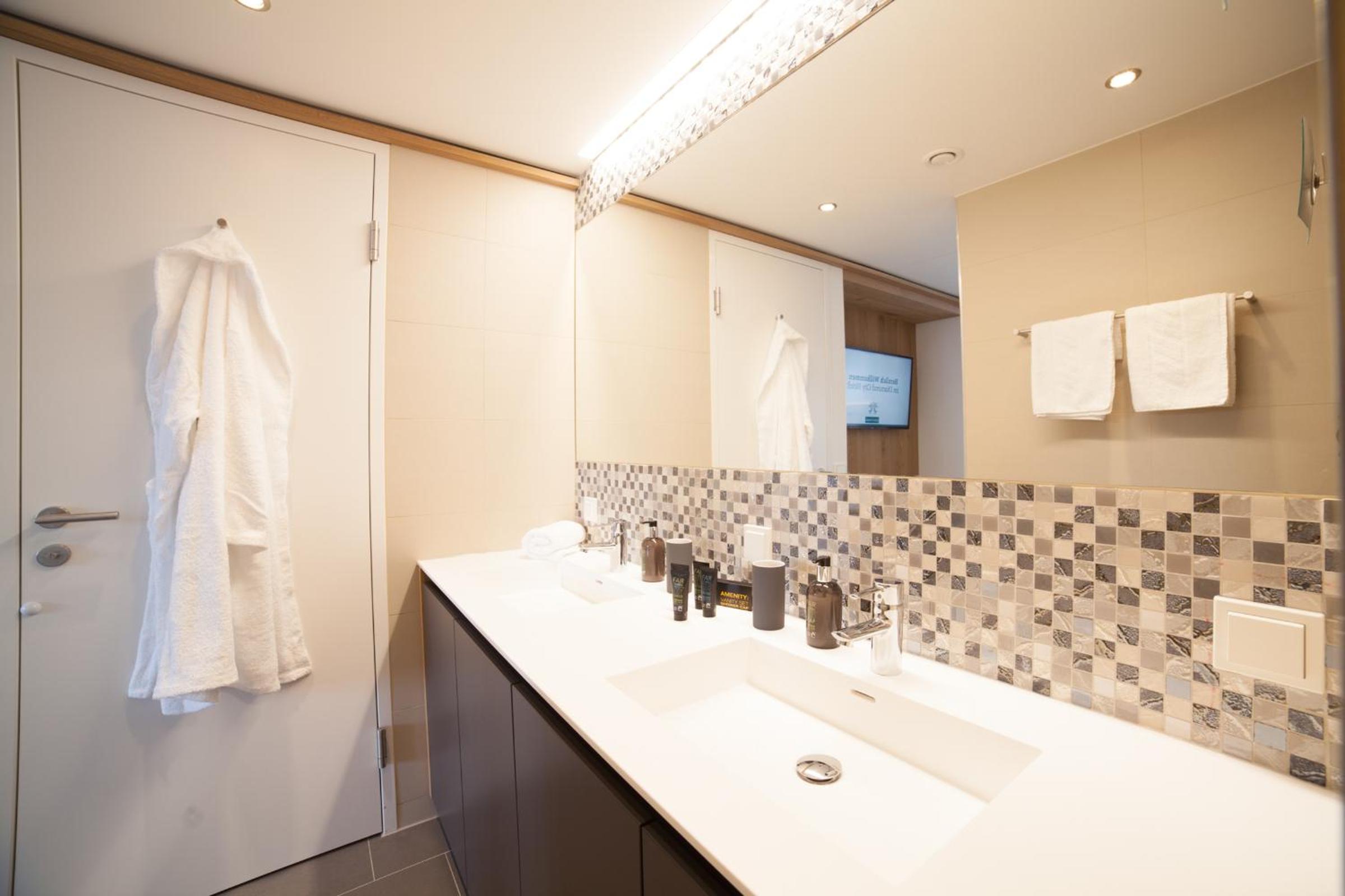 Double Suite with Sofa Bed and Bath Tub - Non-Smoking photo 3
