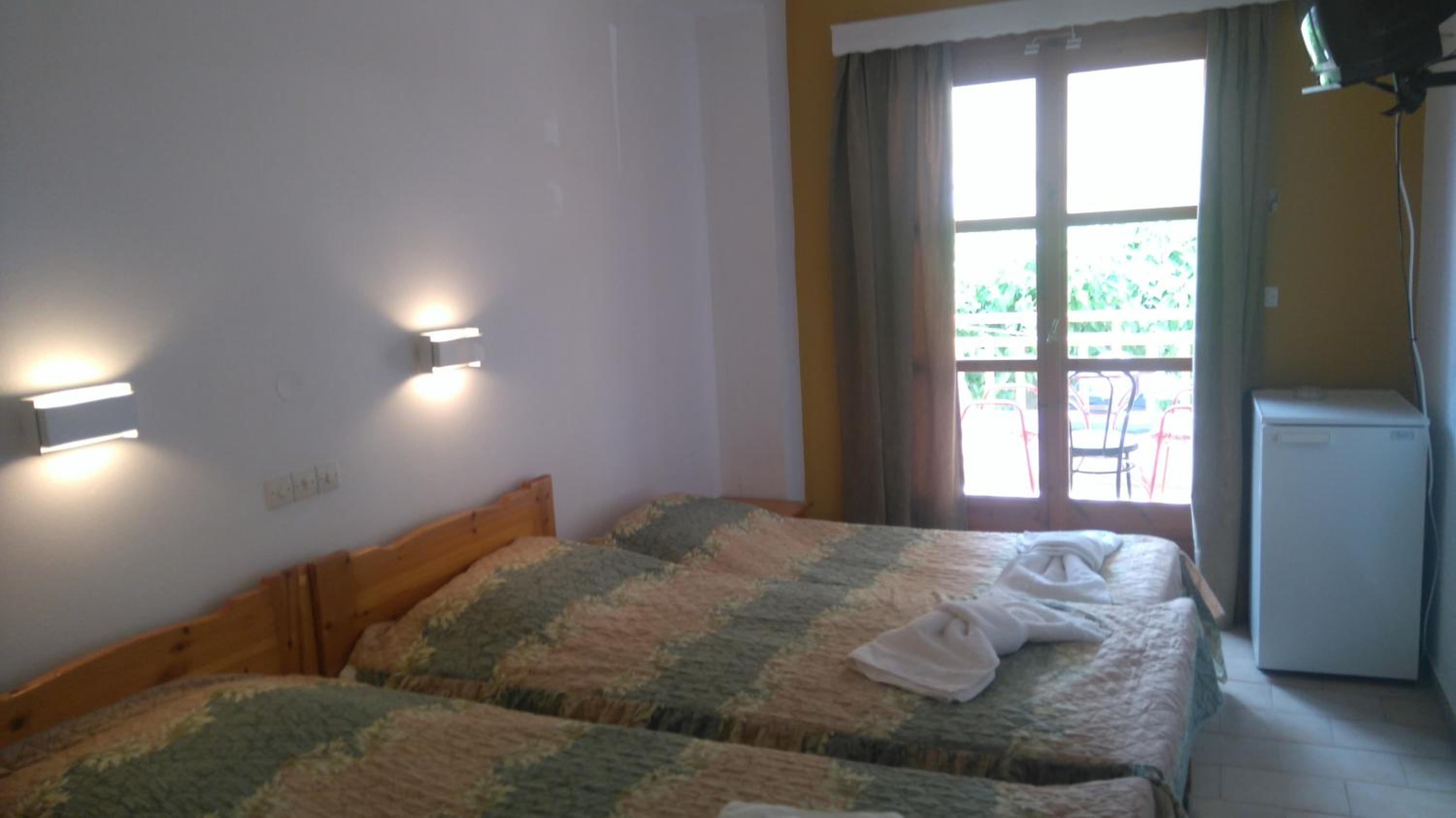 Twin Room with Extra Bed photo 1