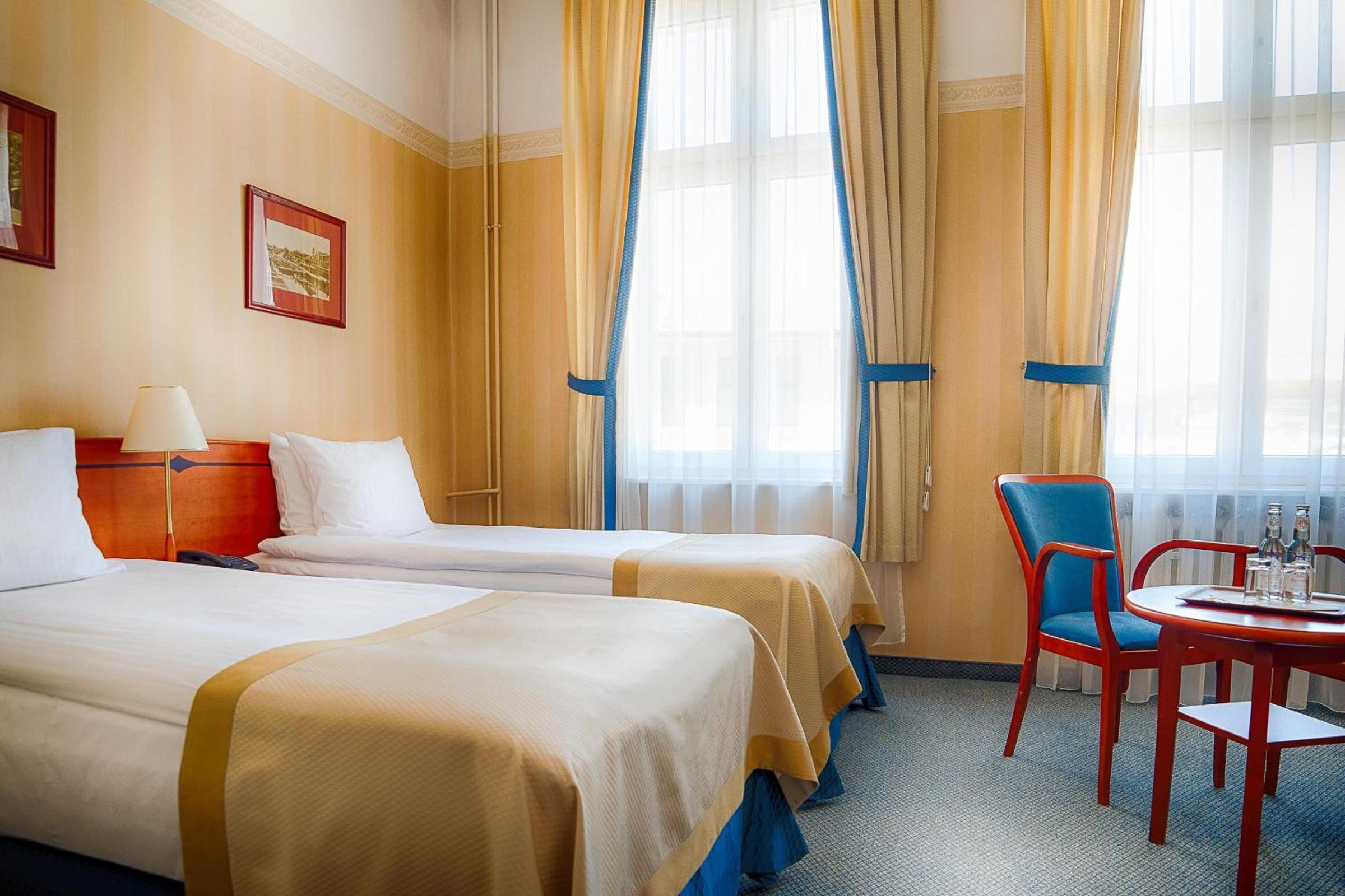 Standard Twin Room - Photo 4
