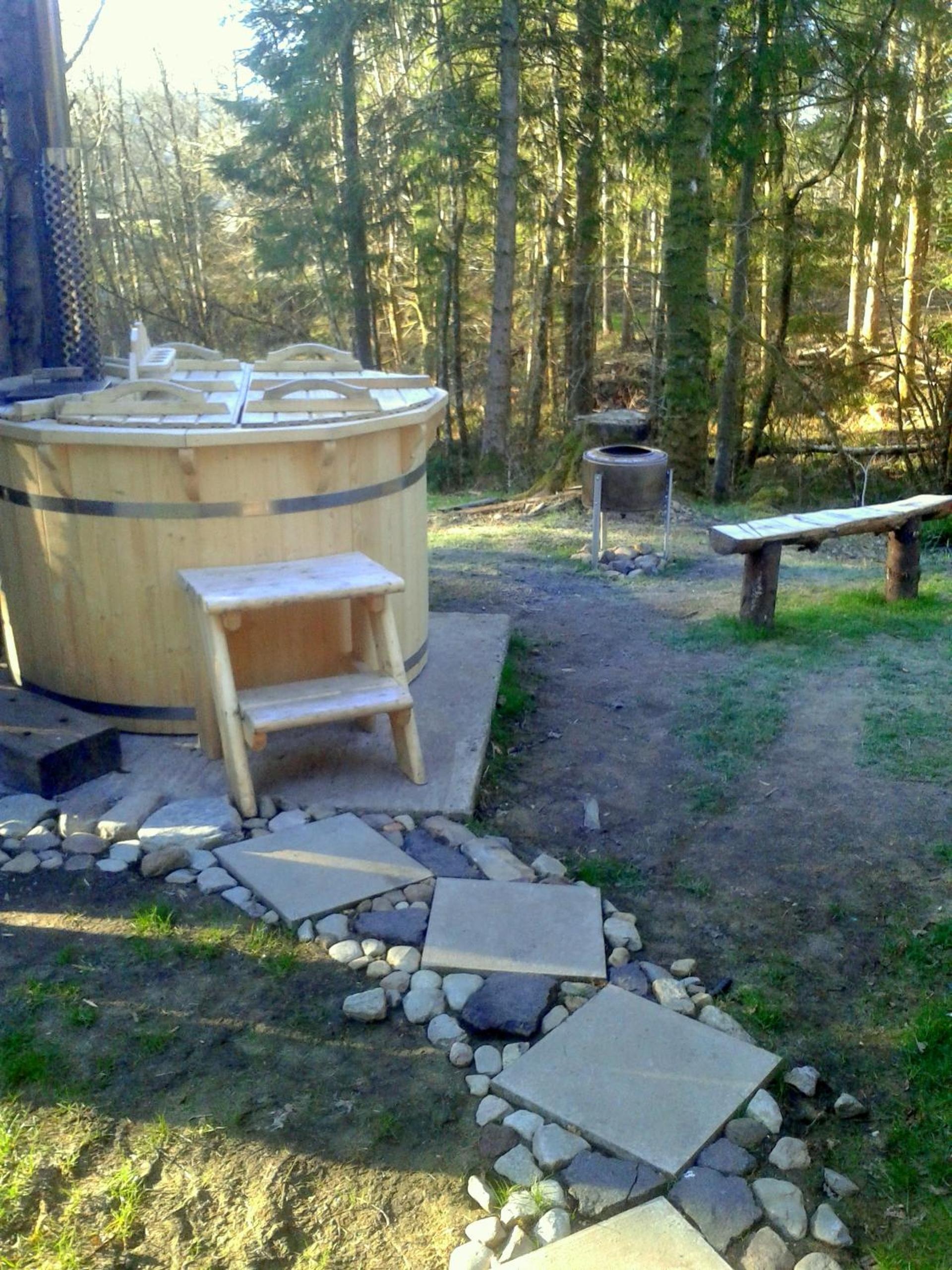 Burnside Cabin (2 bedrooms) – Wood fired hot tub (extra charge) and free Wi-Fi photo 3