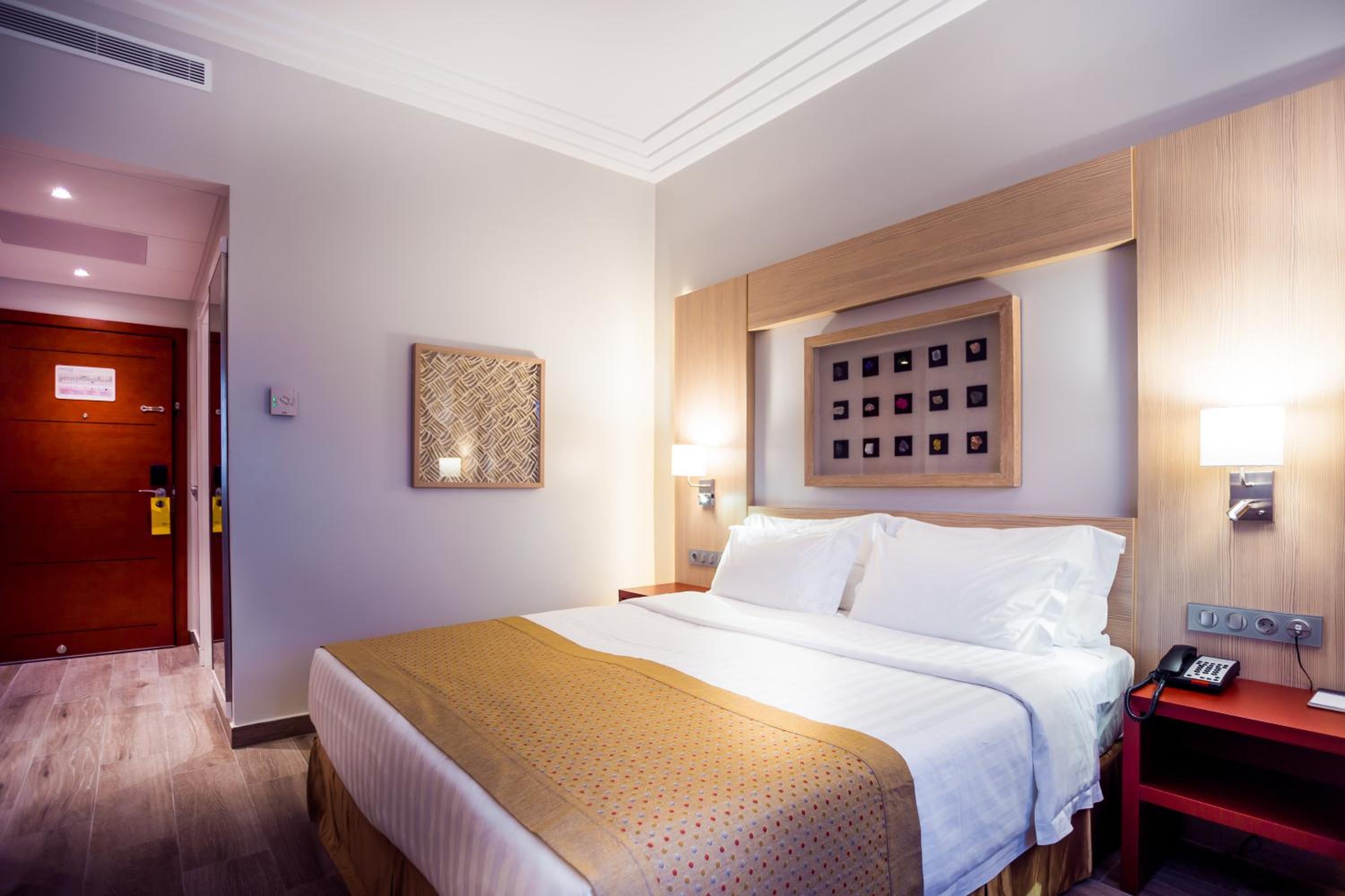 Standard Queen Room