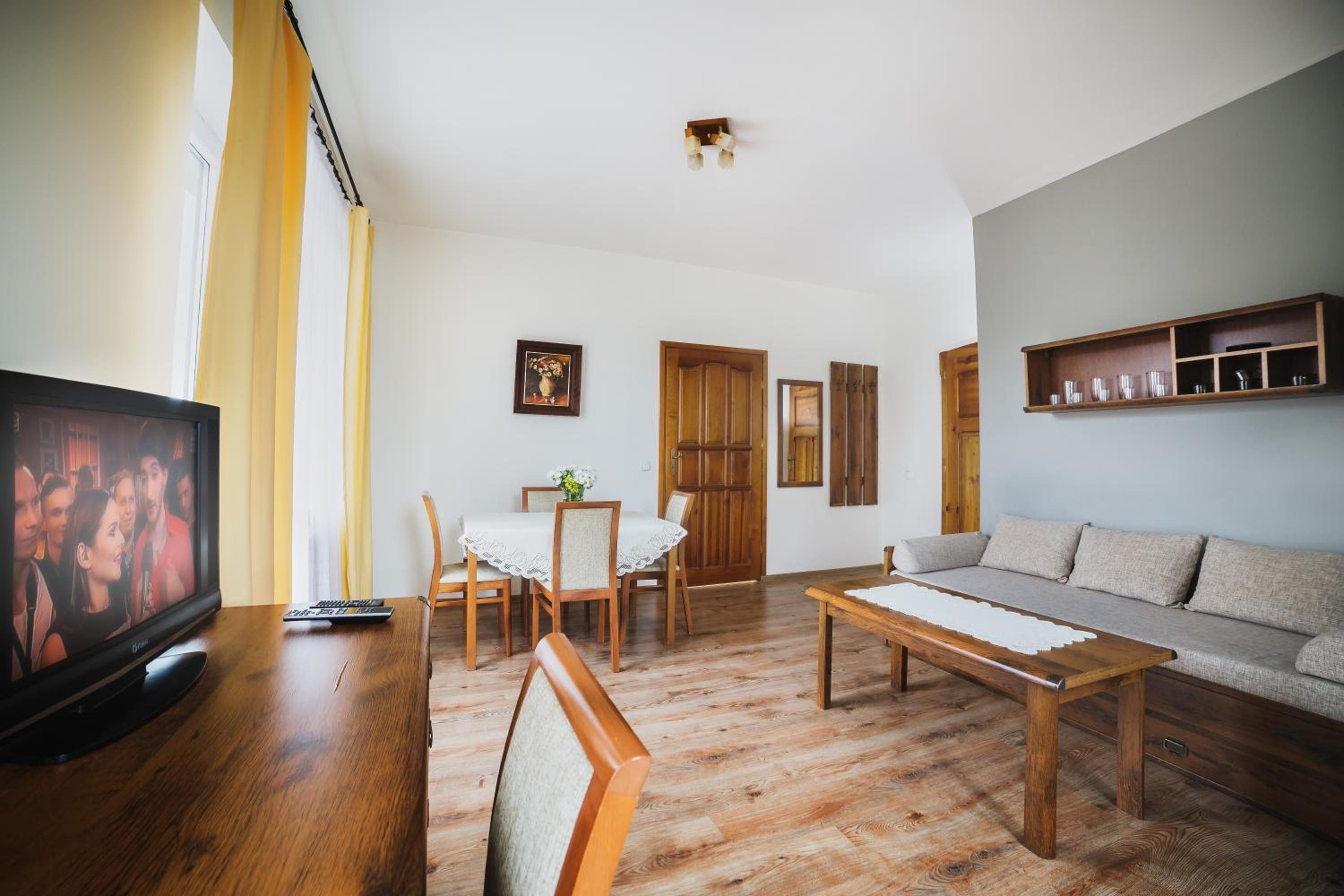 Family Suite with Balcony - Photo 2