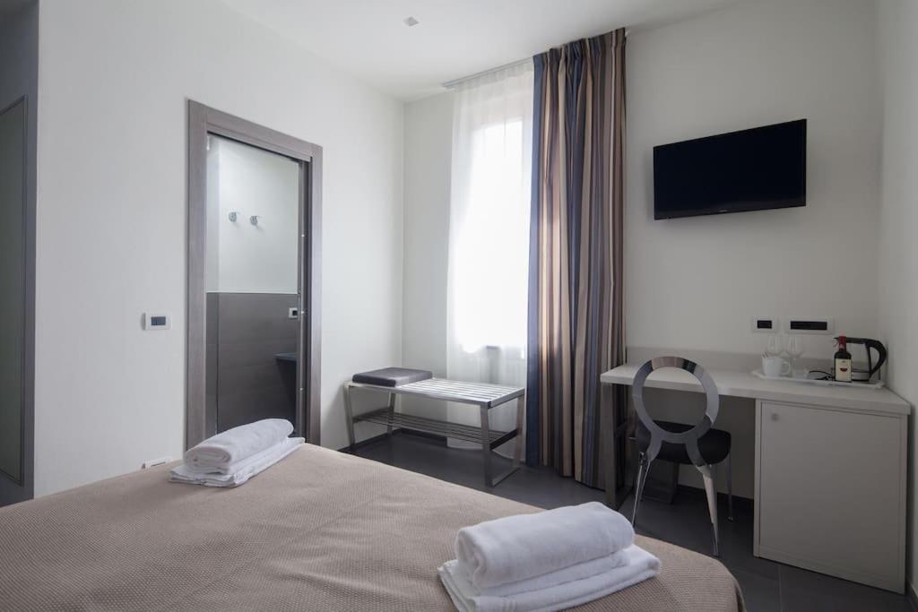Double Room with Private Bathroom - Photo 9