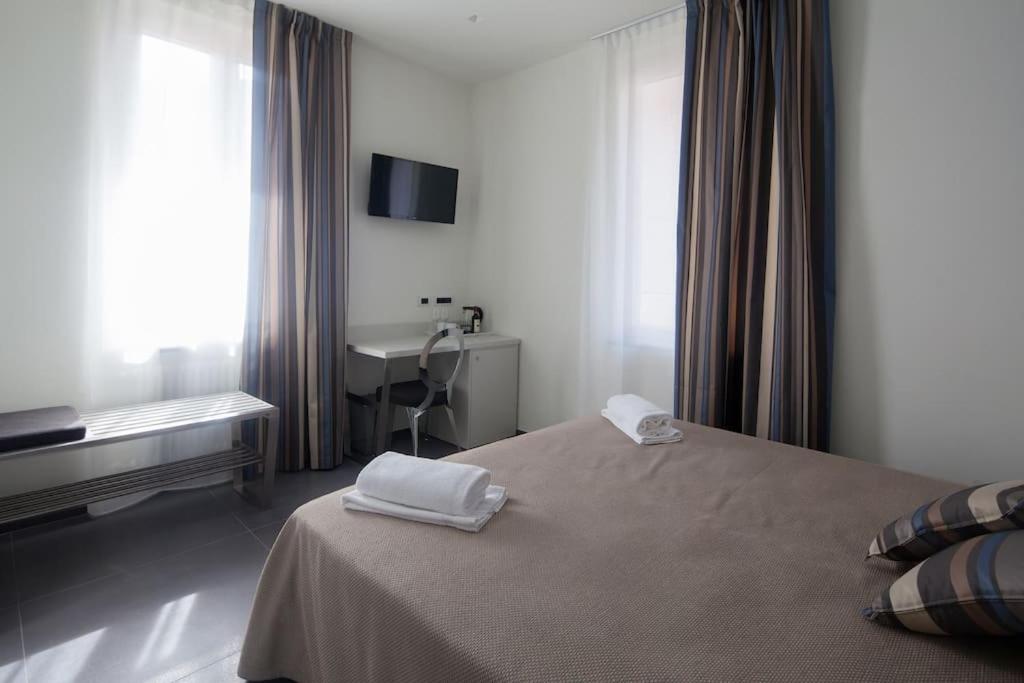 Double Room with Private Bathroom - Photo 8