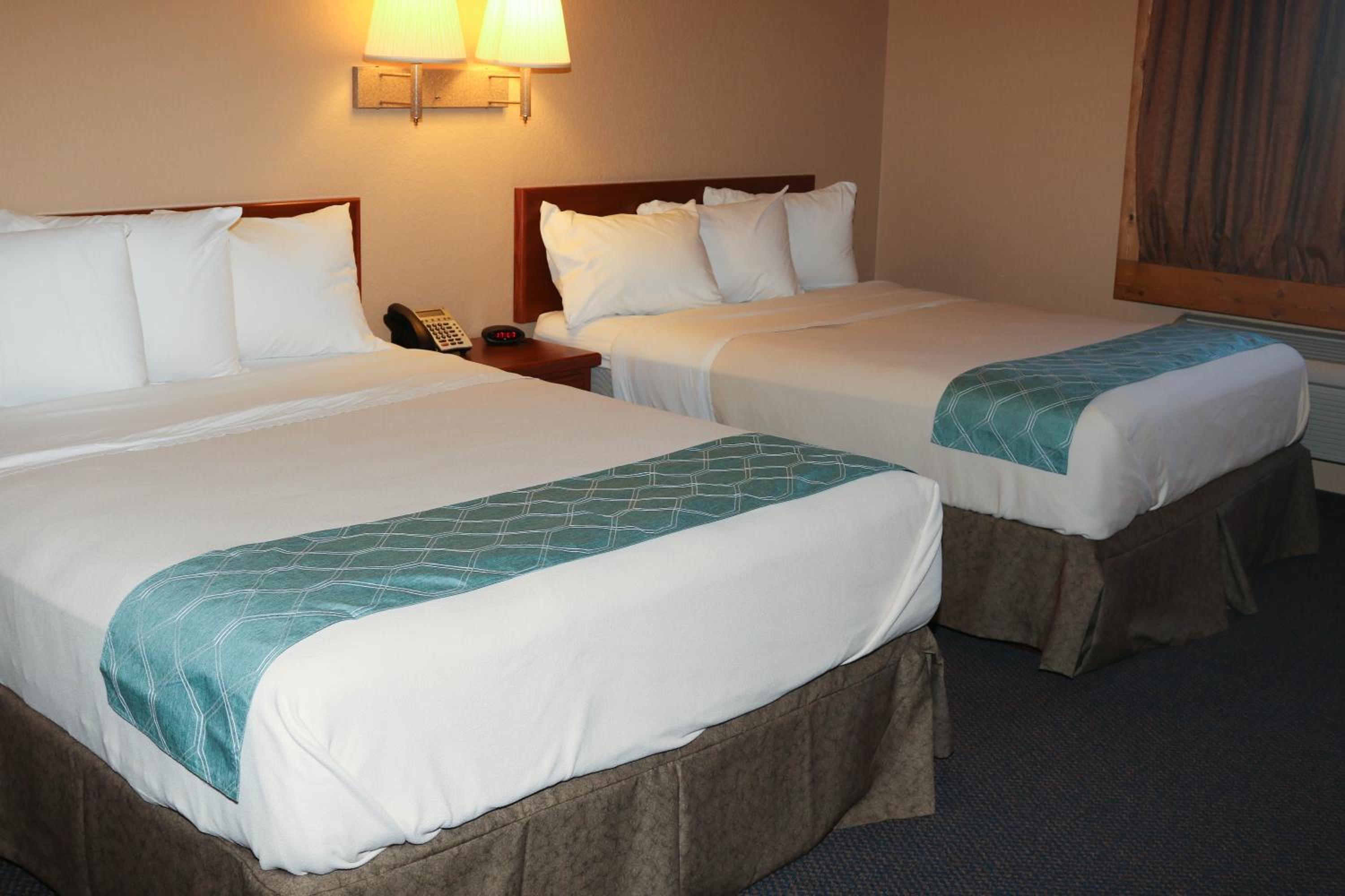 Queen Room with Two Queen Beds - Non-Smoking photo 2