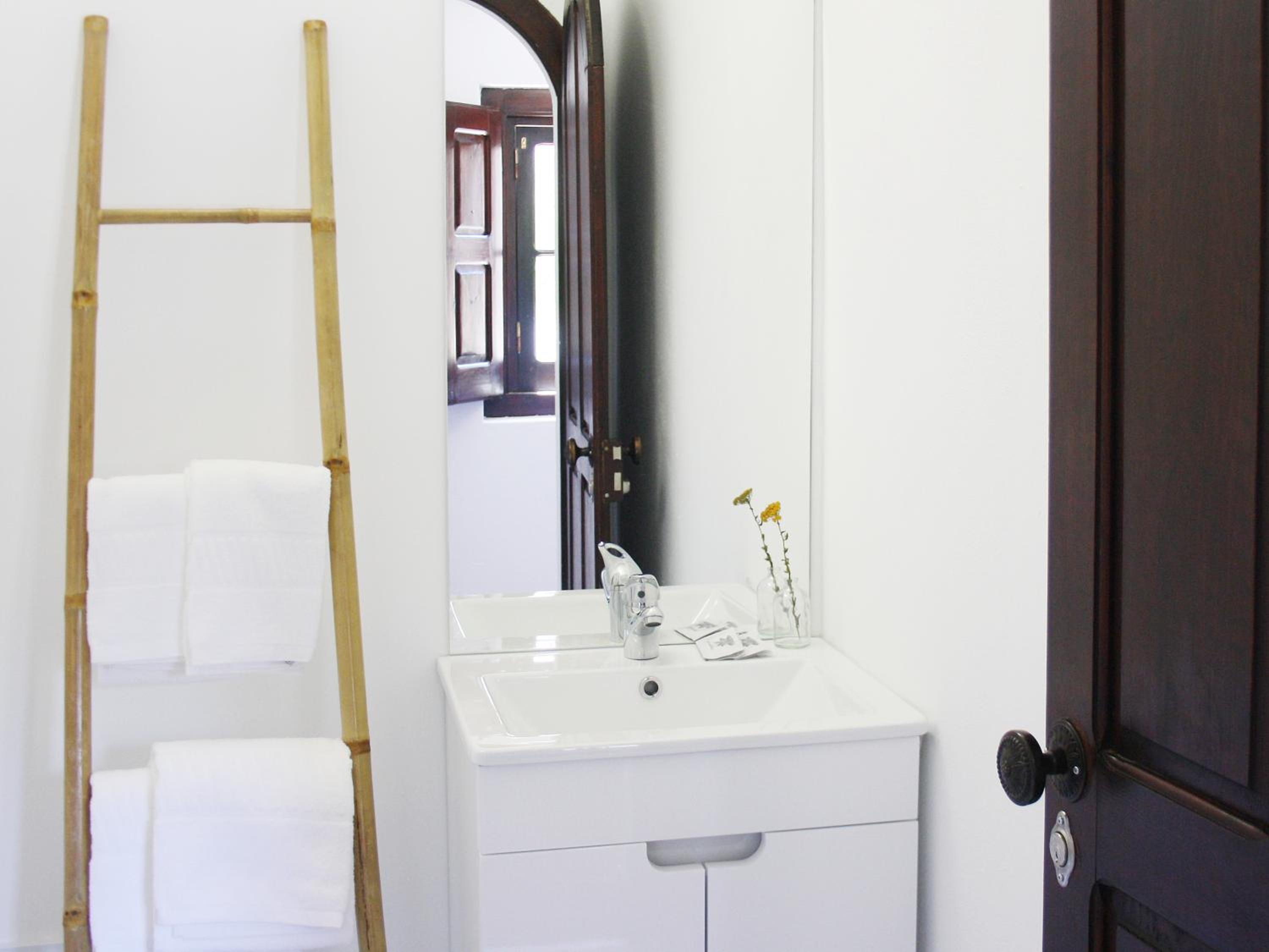 Twin Room with Private External Bathroom photo 2