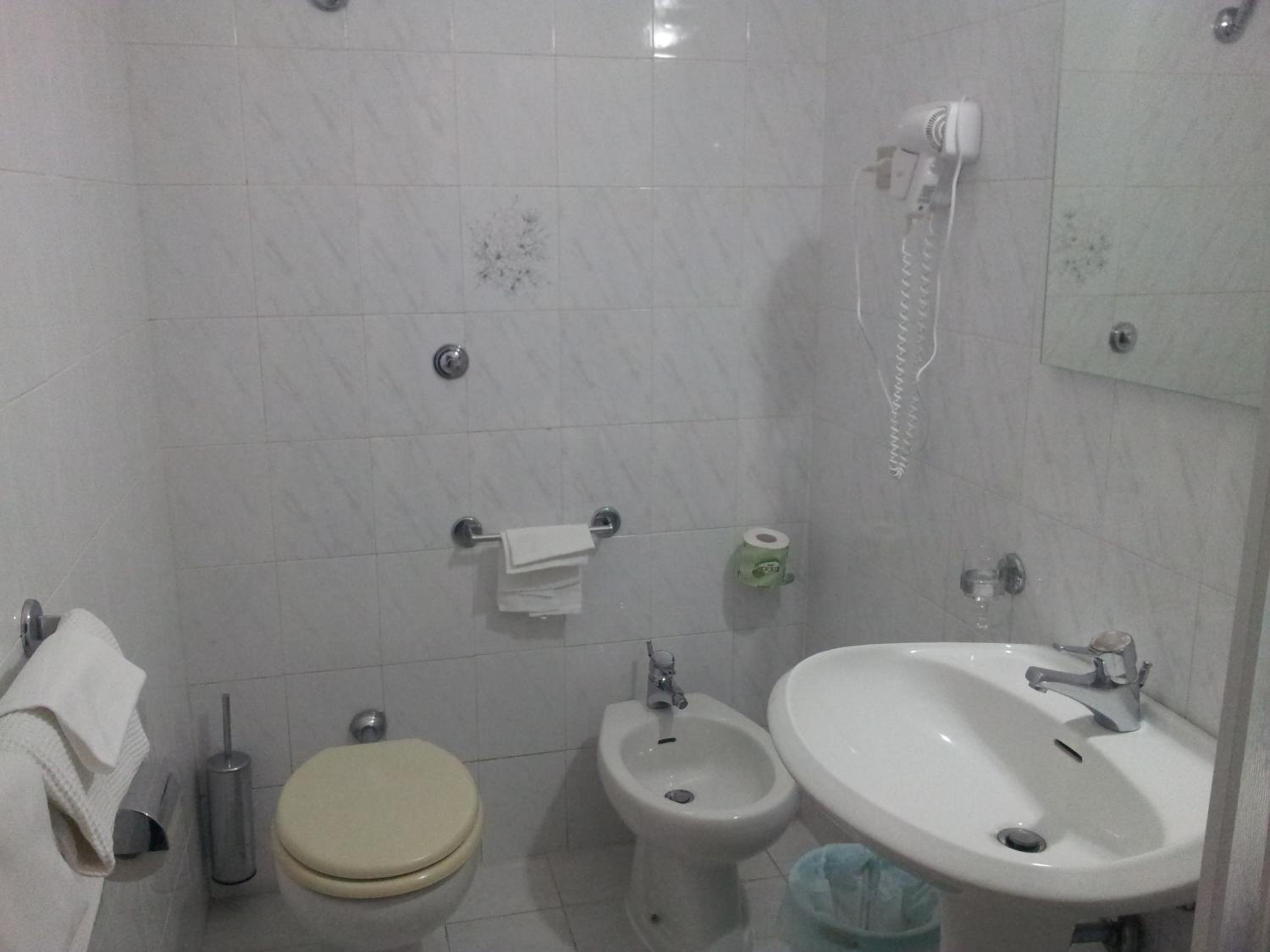 Economy Triple Room photo 2