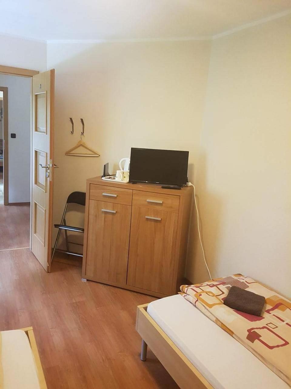 Twin Room with Shared Bathroom photo 2