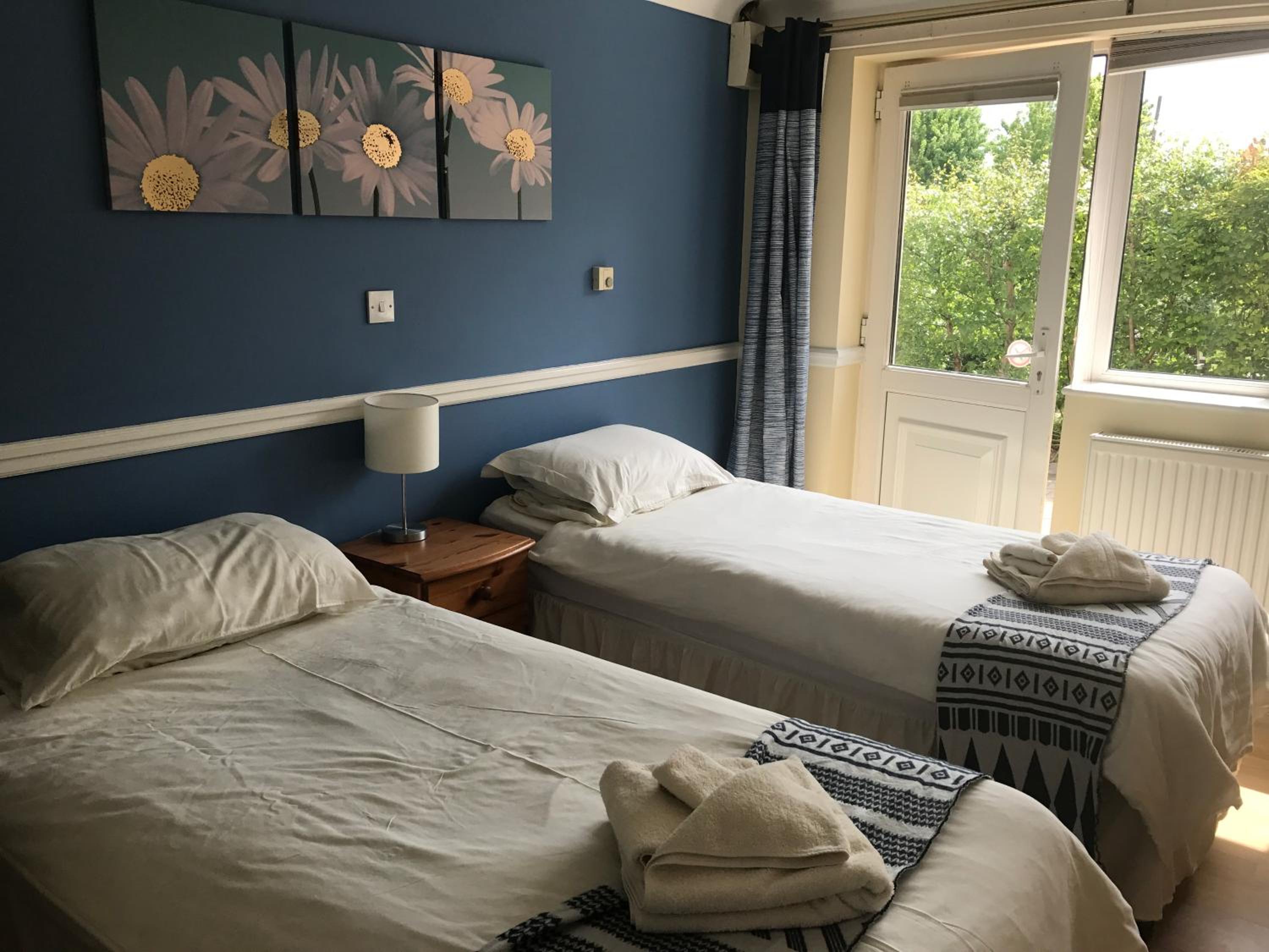 Standard Twin Room - Photo 4