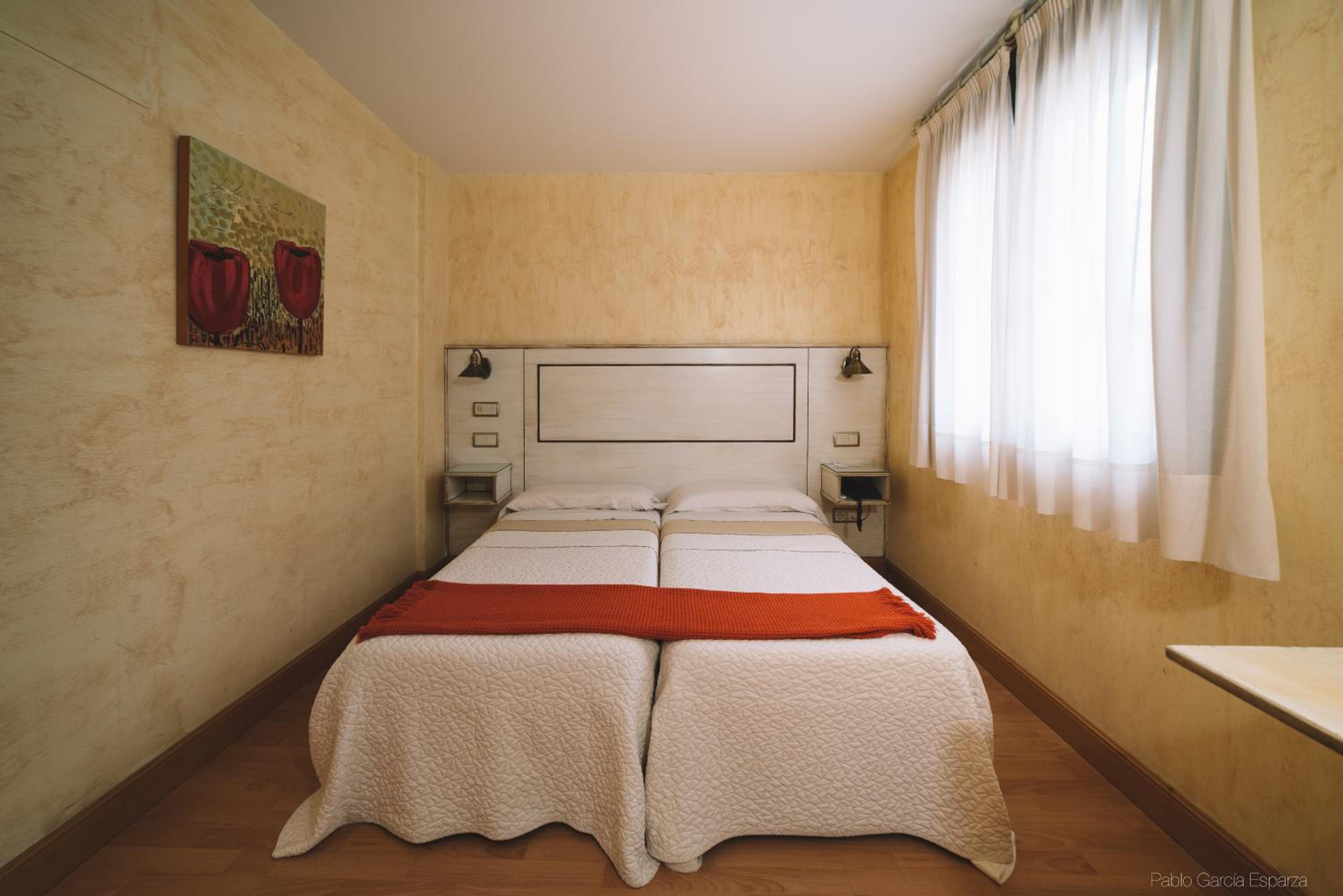 Double or Twin Room - Photo 4