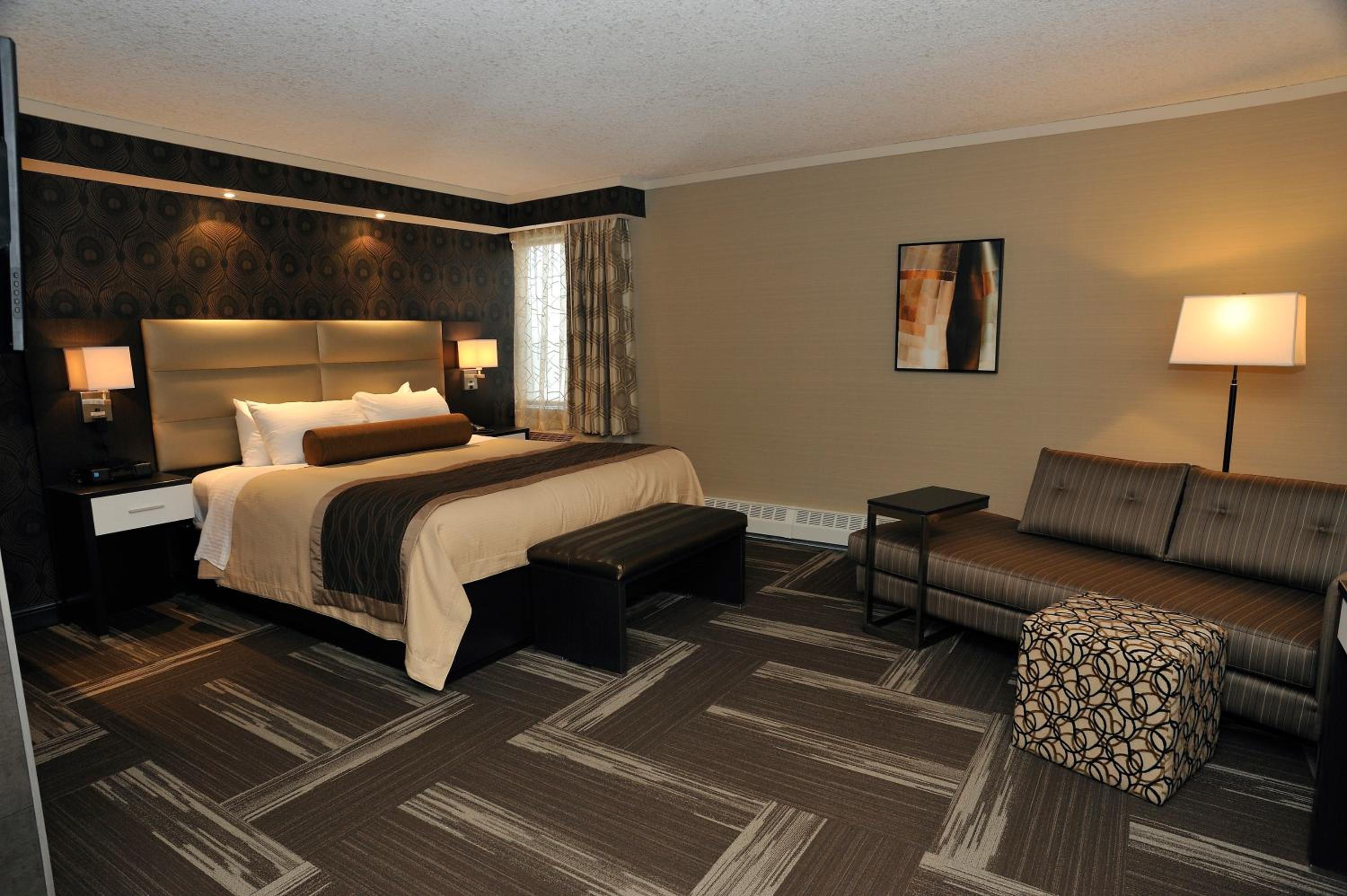 King Suite with Fireplace and Hot Tub - Non-Smoking - Photo 4