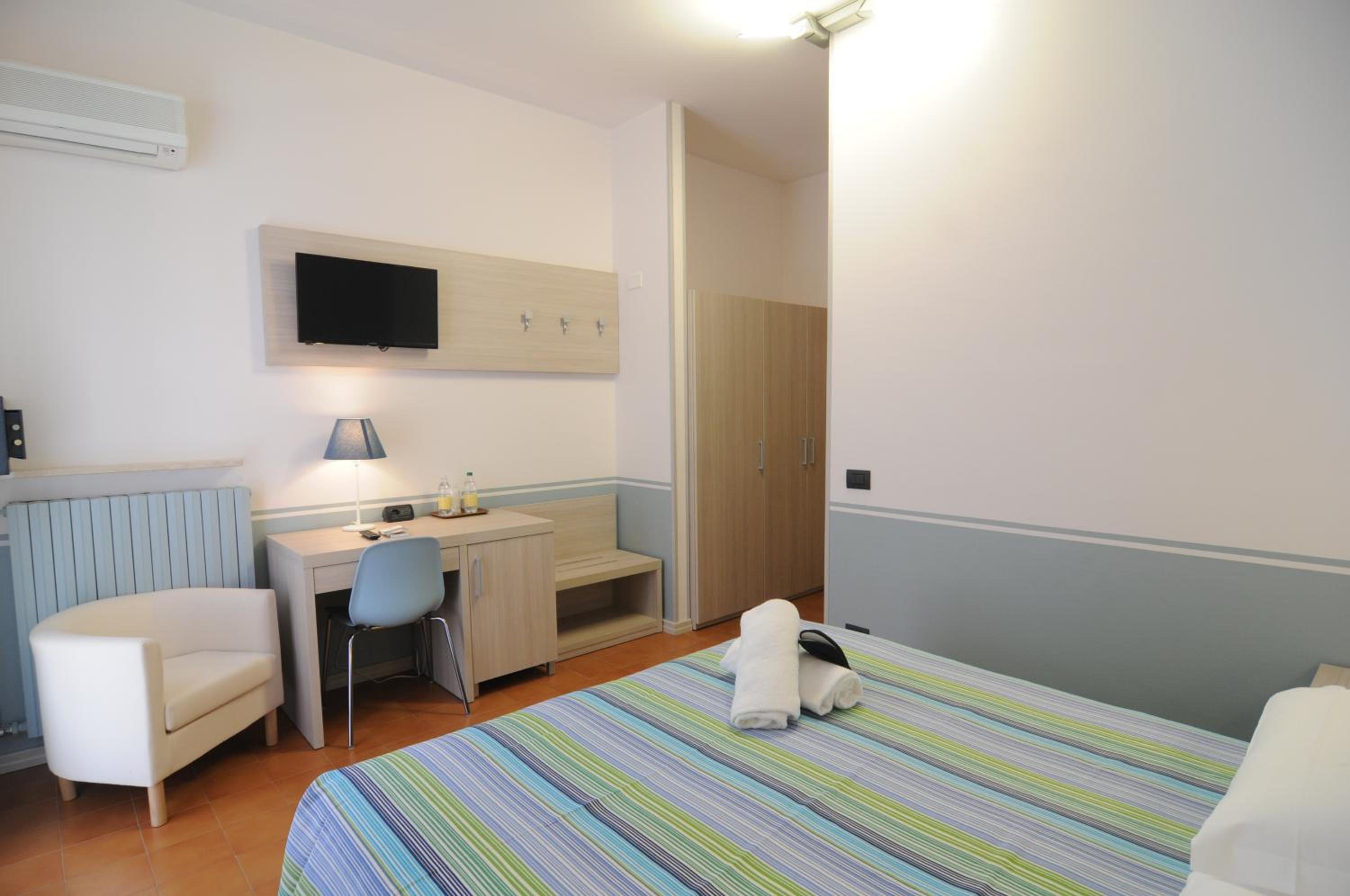 Double or Twin Room - Photo 9