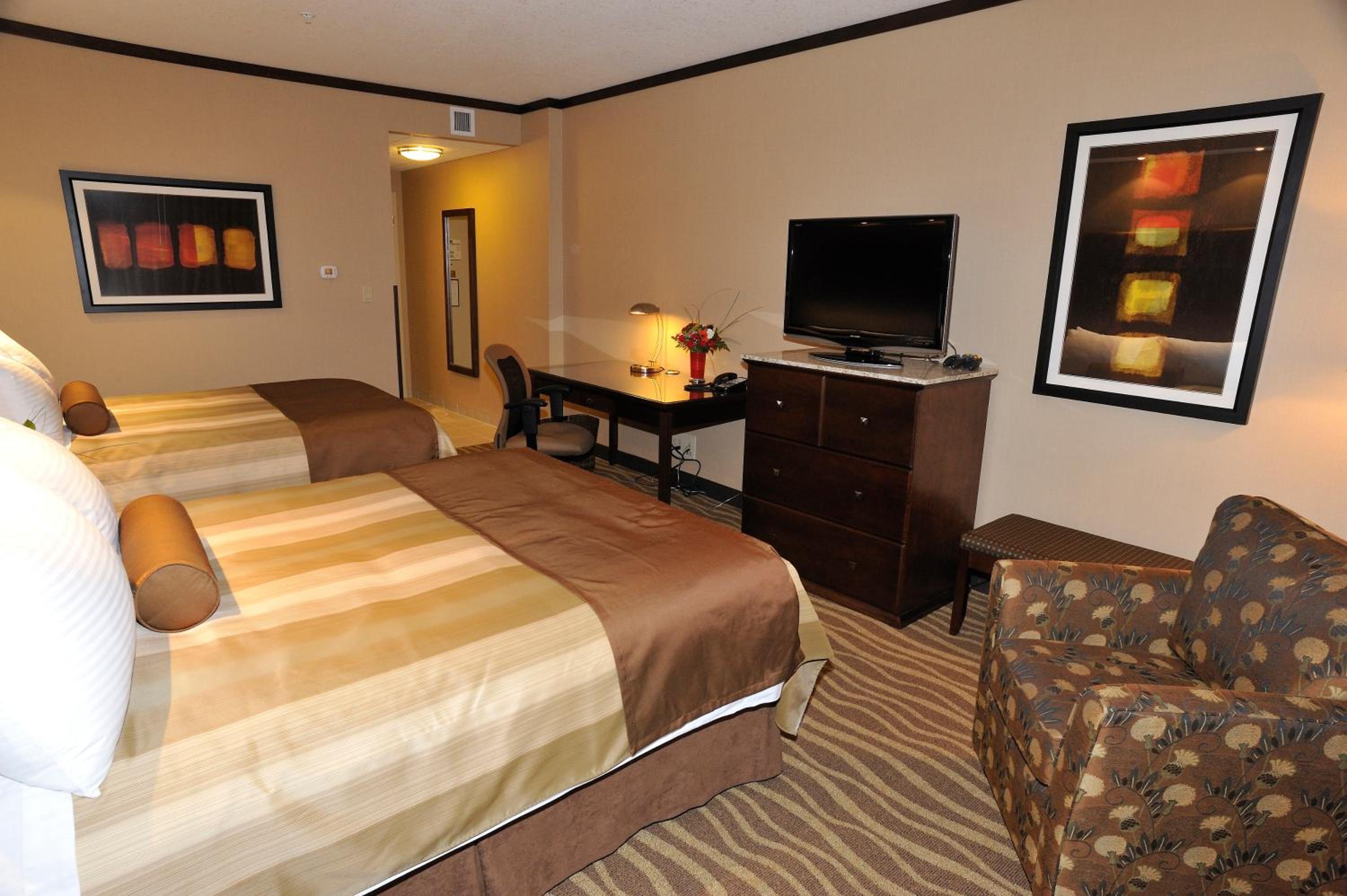 Queen Room with Two Queen Beds - Non-Smoking - Photo 2