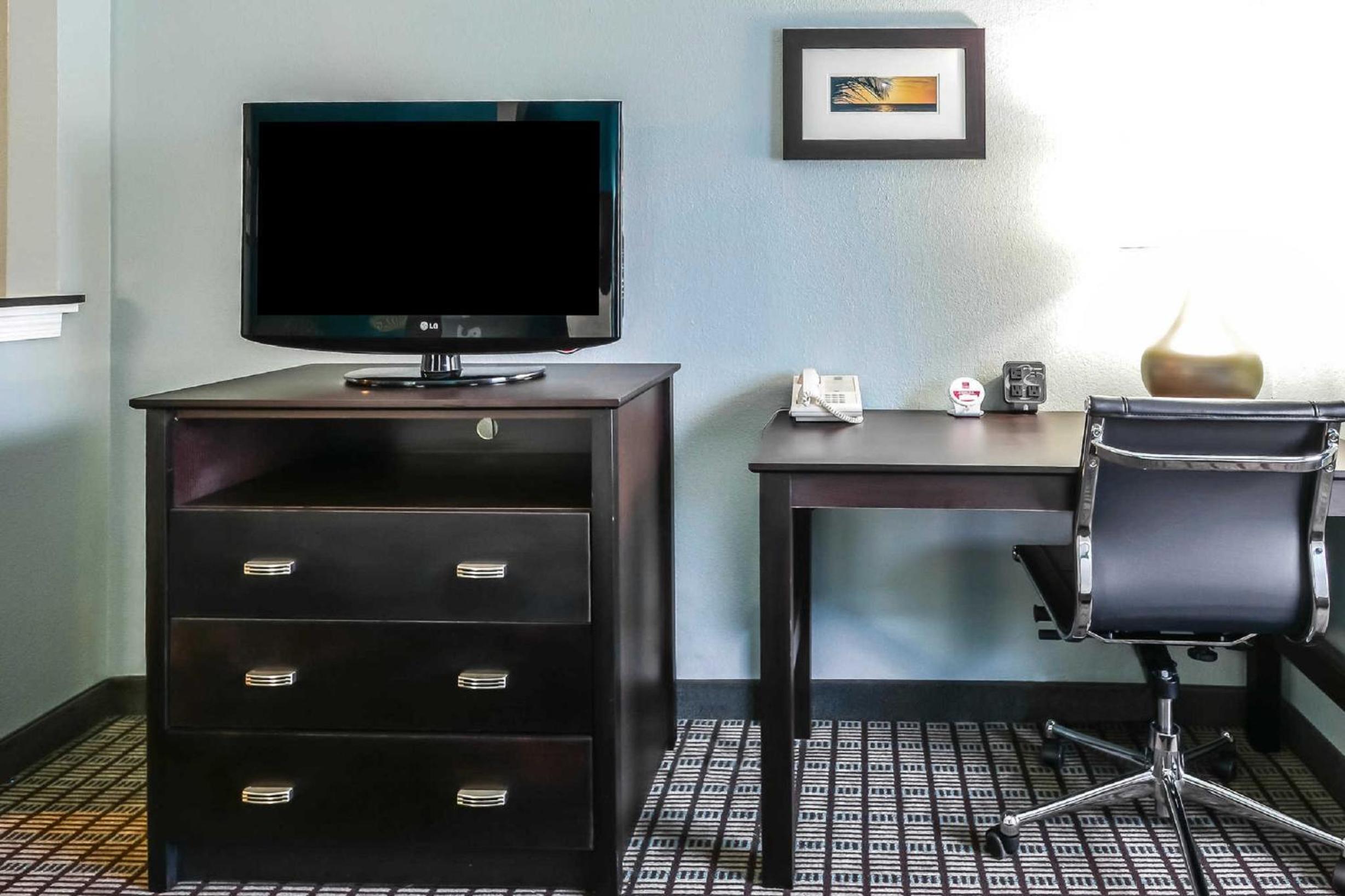 King Suite - Non-Smoking - Photo 6
