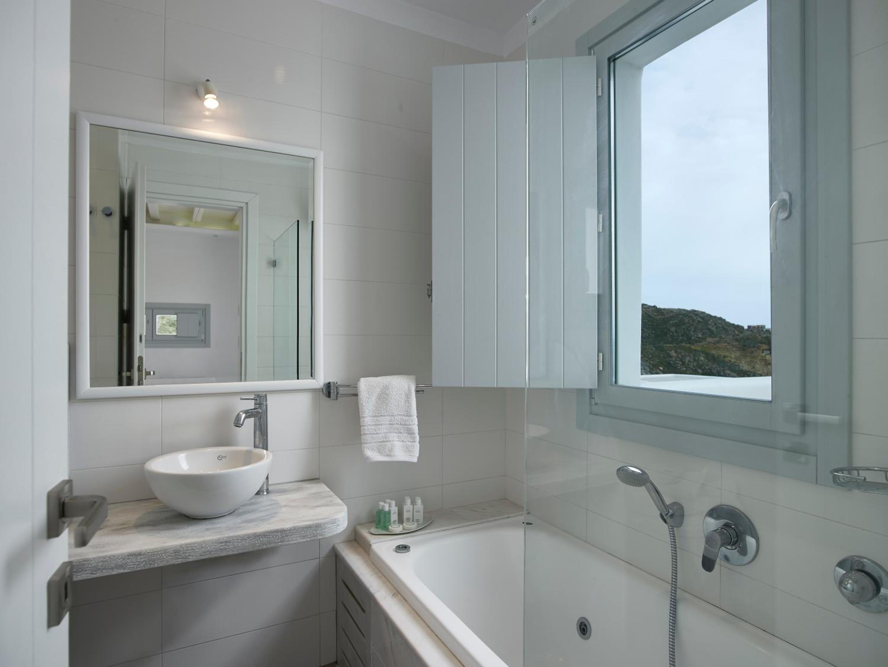Junior Suite with Side Sea View - Photo 3