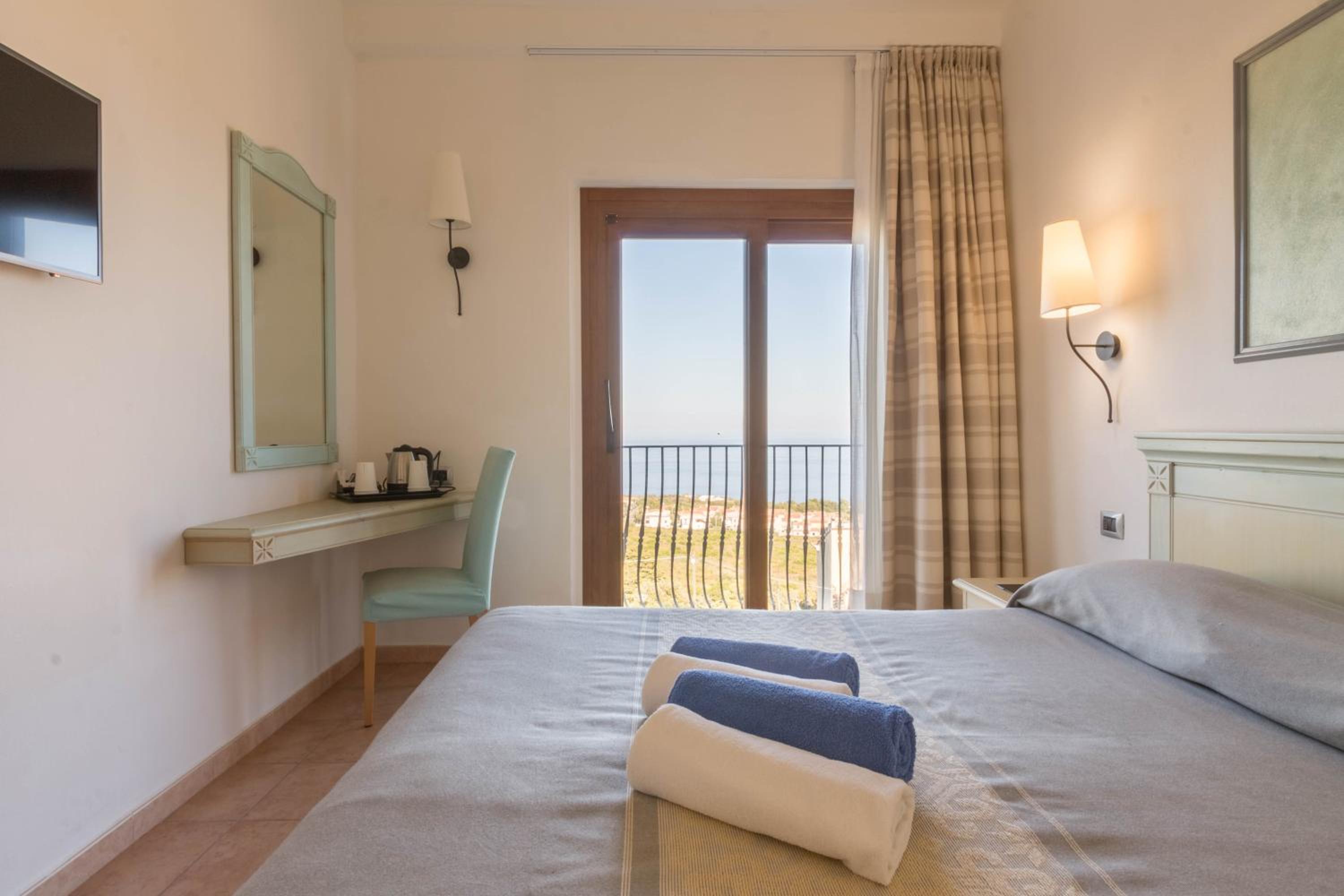 Double Room with Sea View - Photo 3