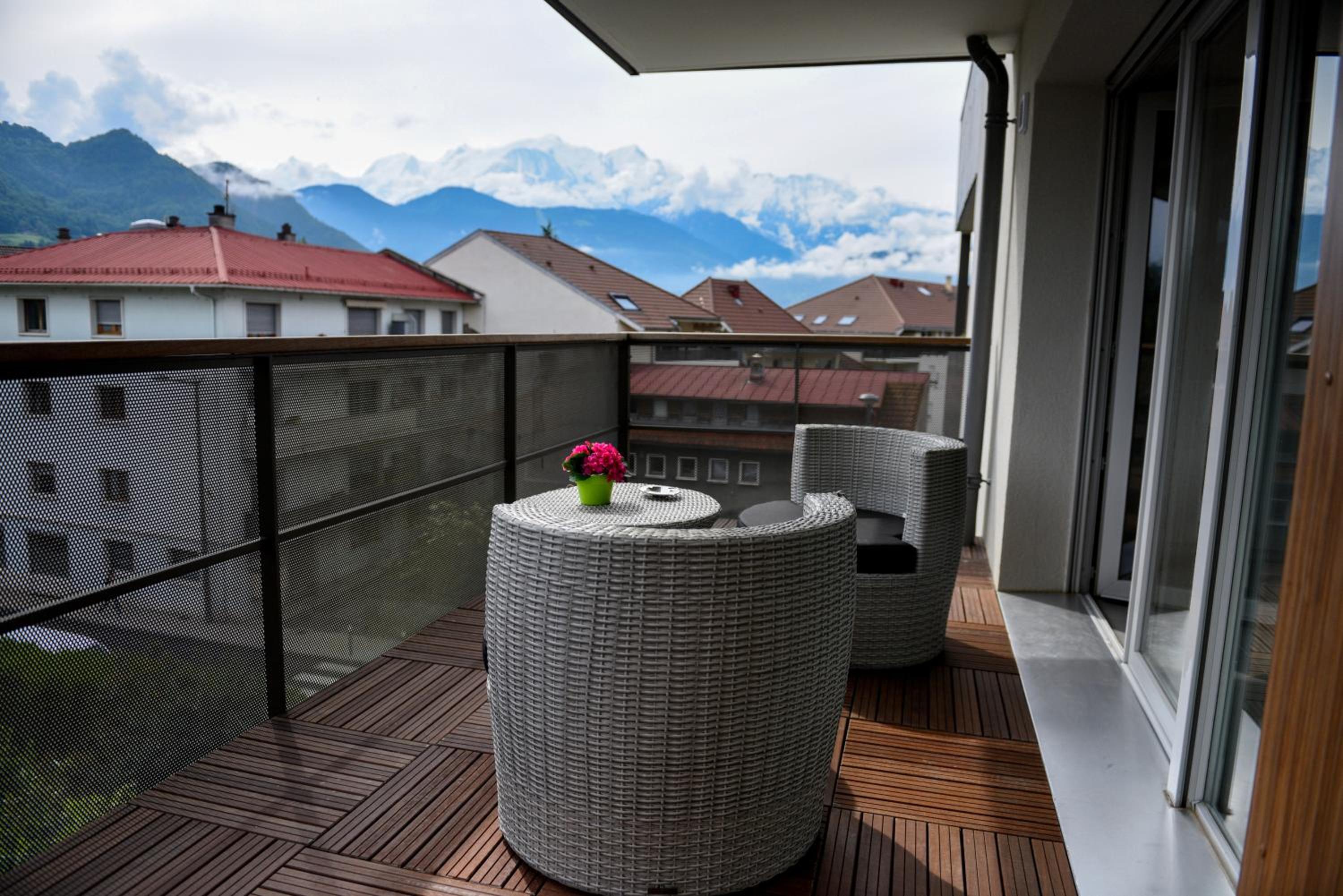 Apartment with Mountain View