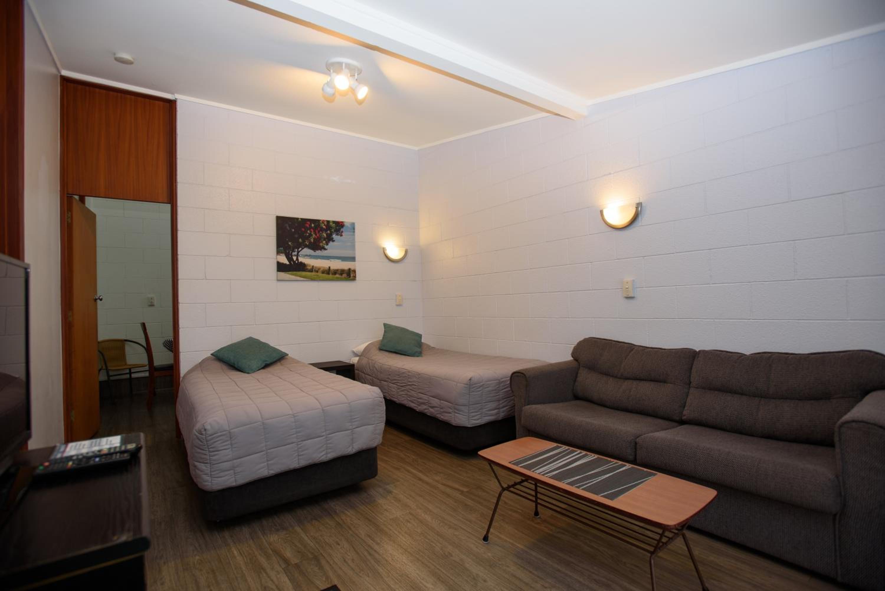 Large Family Room photo 2