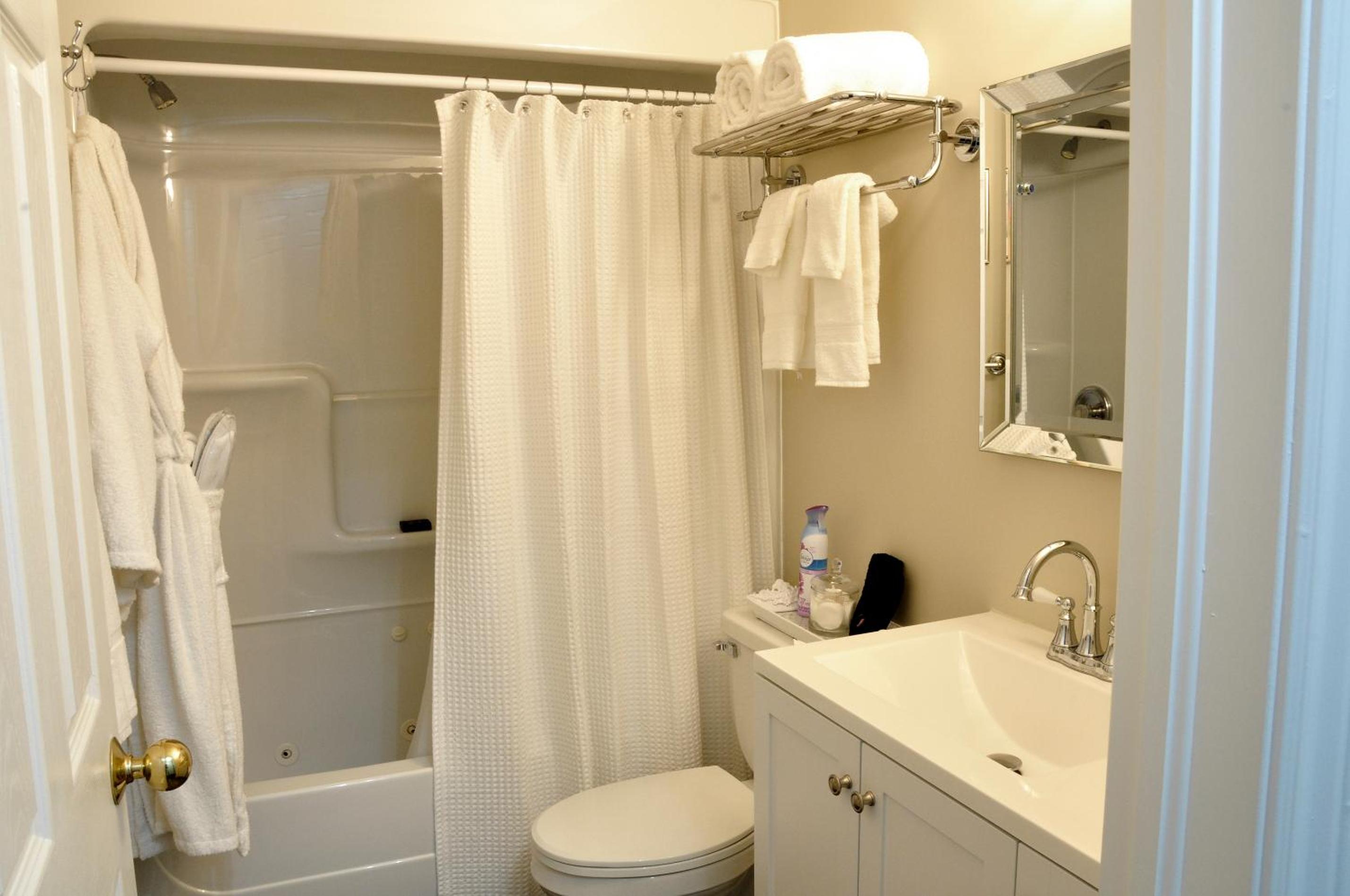 Wilkes King Room photo 3