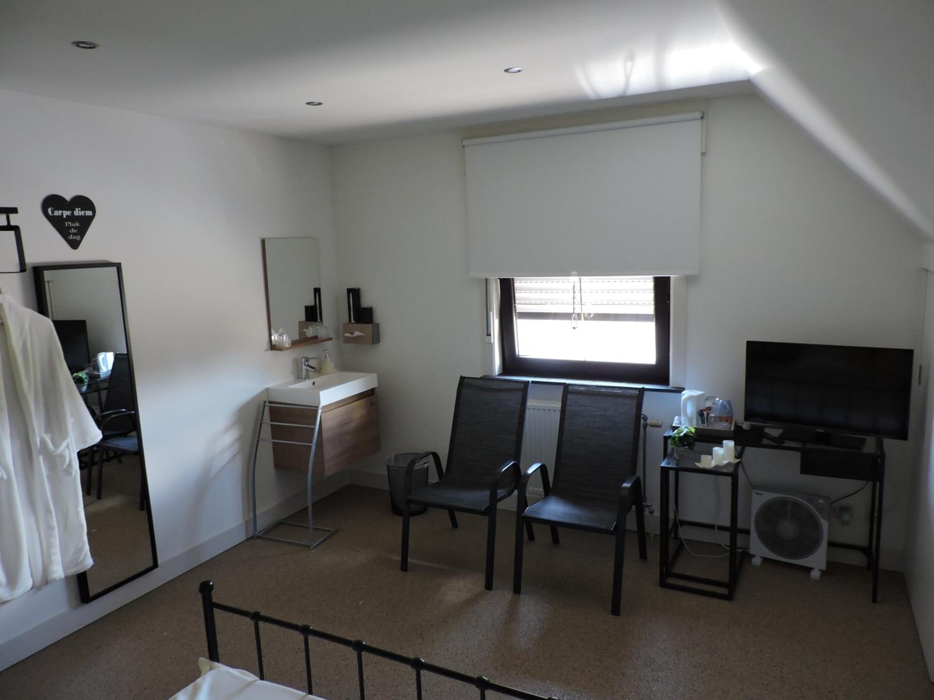 Queen Room With Shared Bathroom photo 2