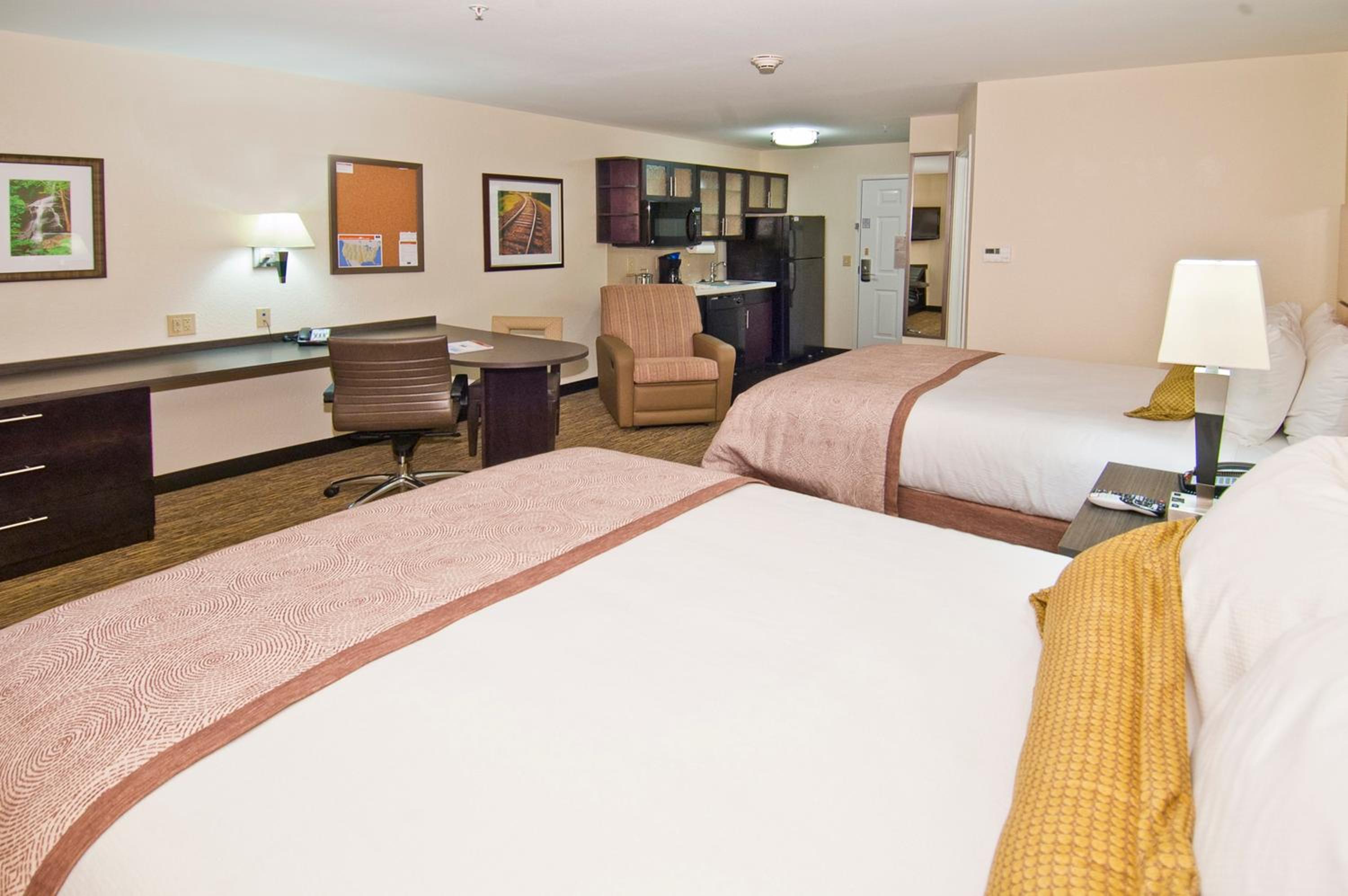 Queen Studio Suite with Two Beds - Accessible Tub