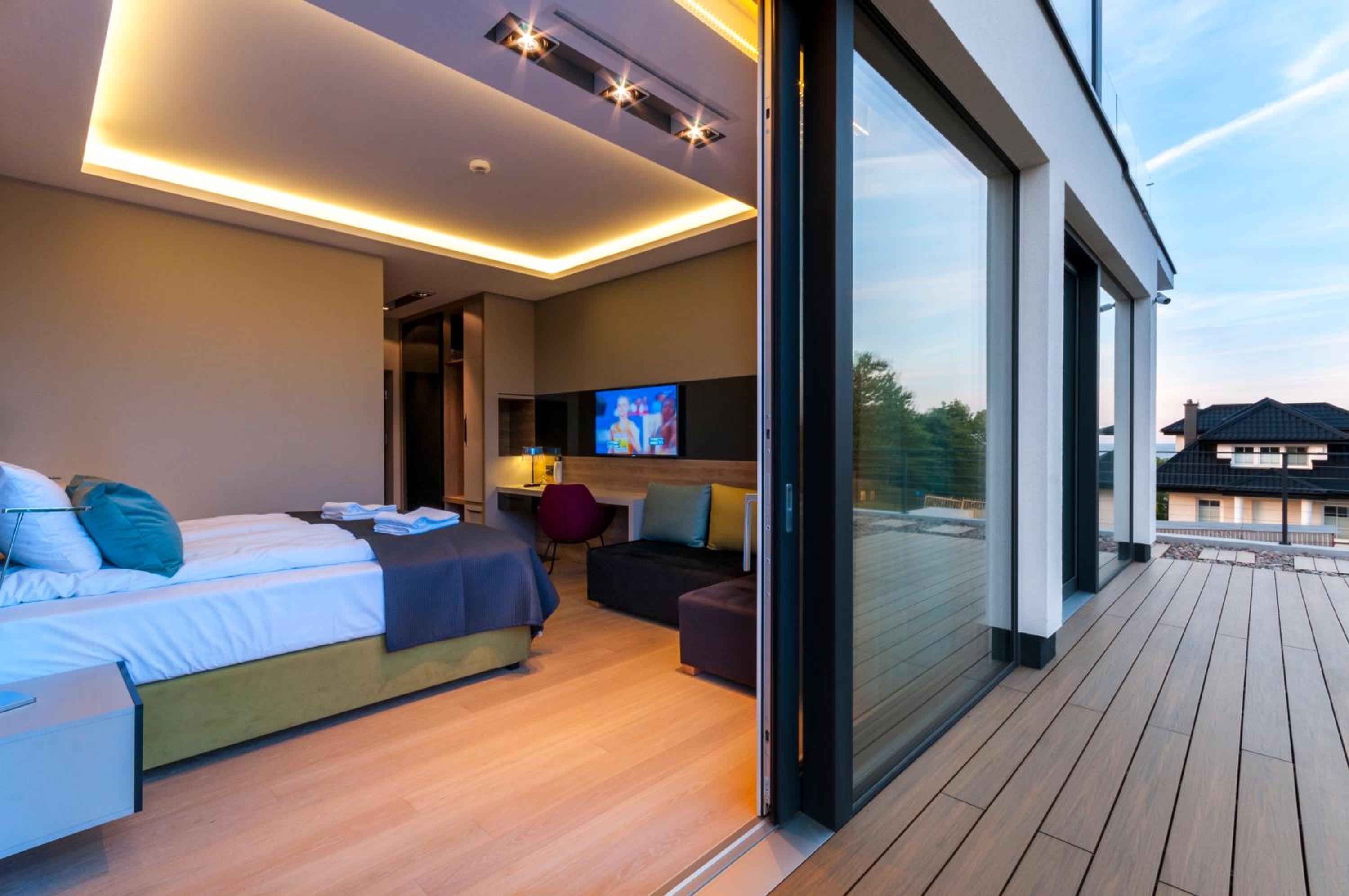 Family Deluxe King Suite with Garden Access