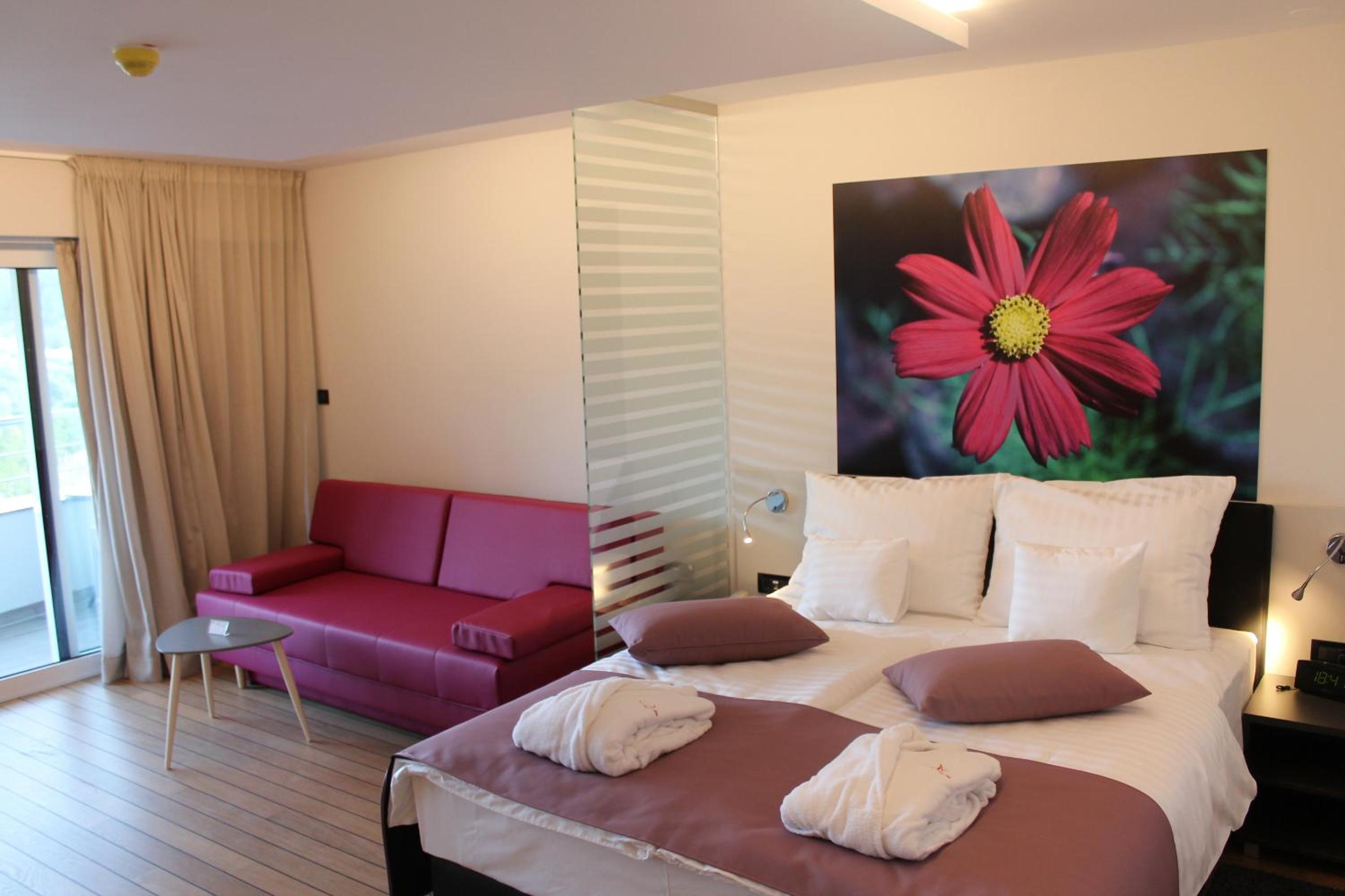 Double Room with Spa Bath and Balcony - Photo 15