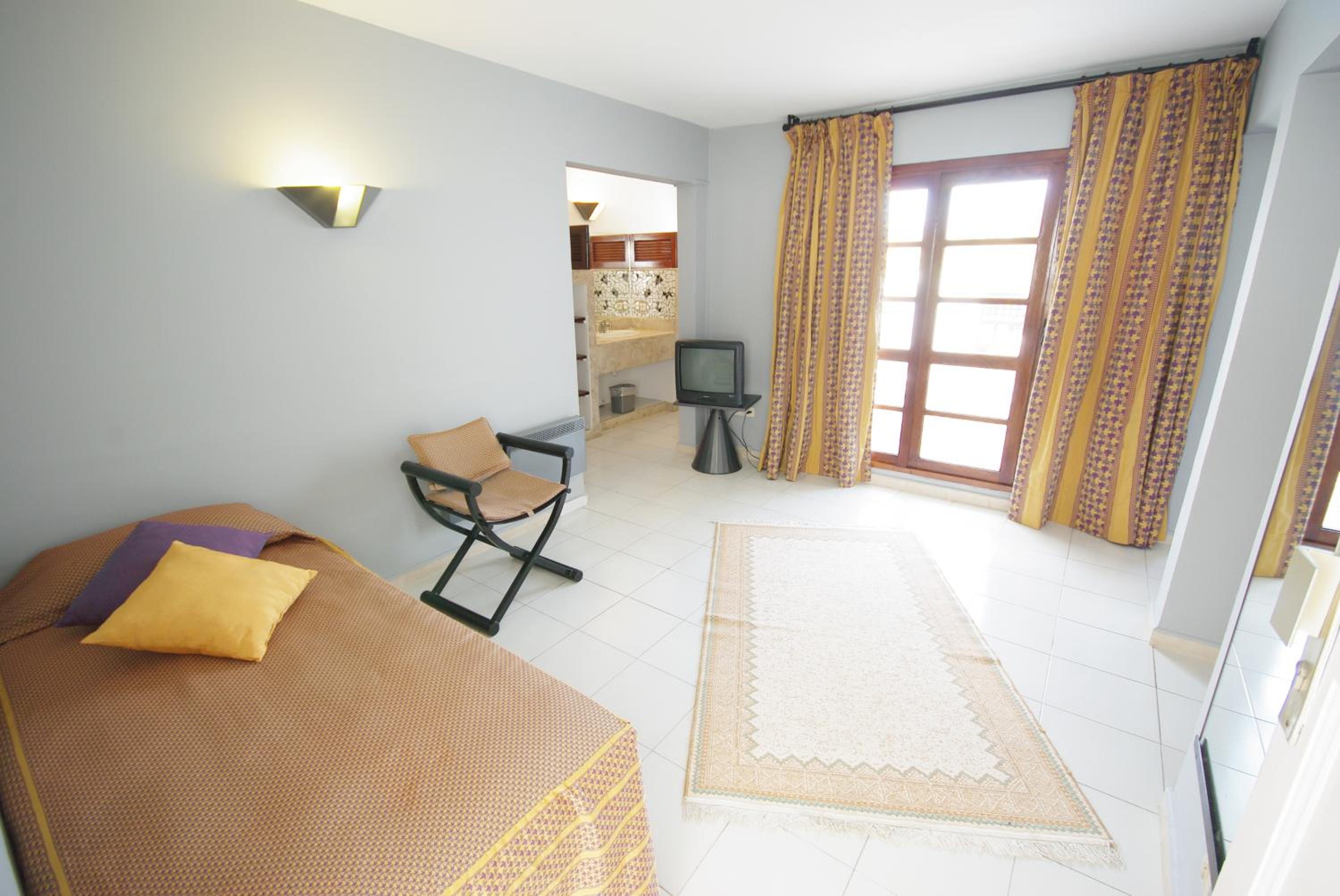 Family Room - Photo 7
