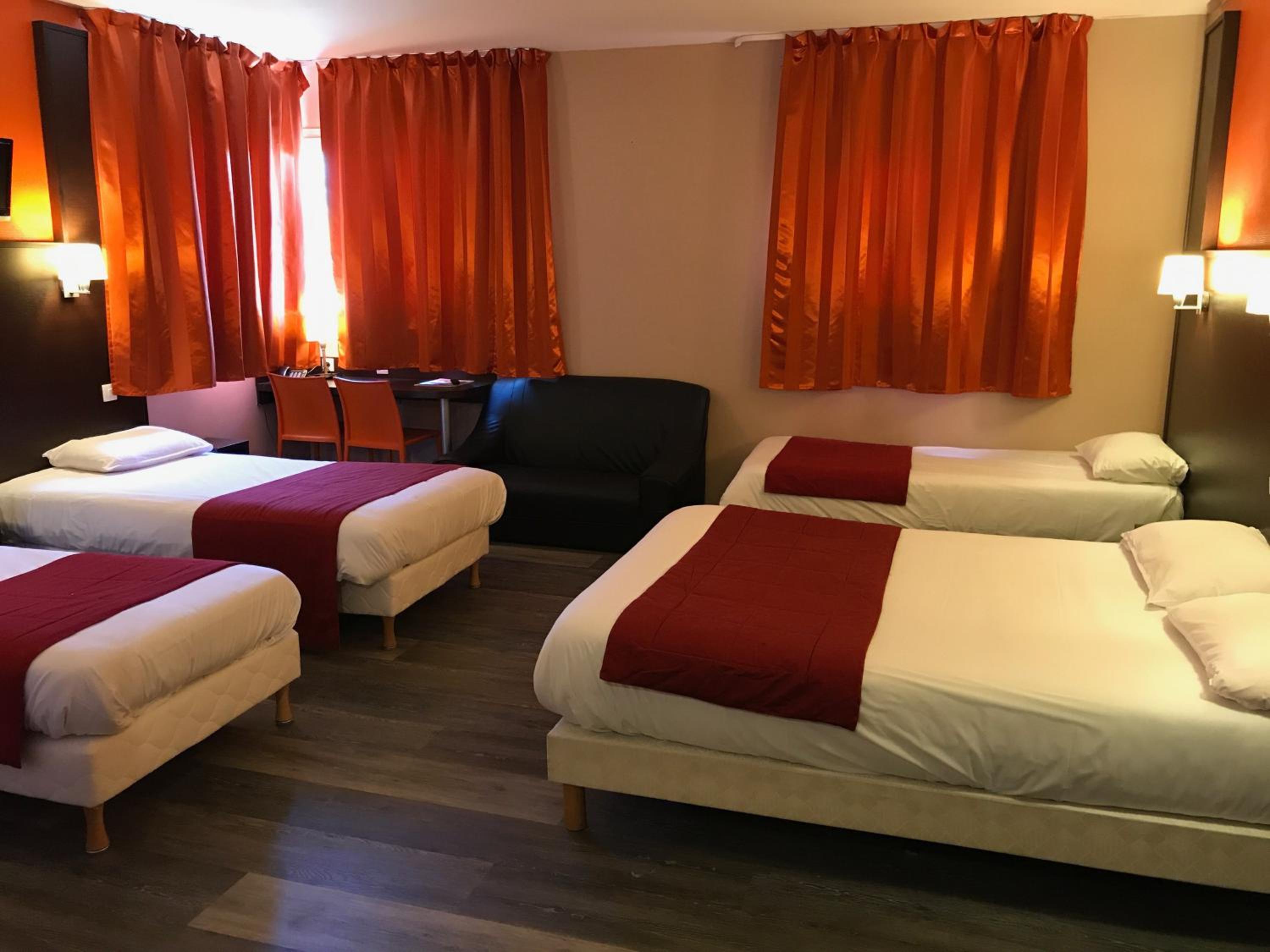 1 Double Bed 3 Single Beds - Photo 3