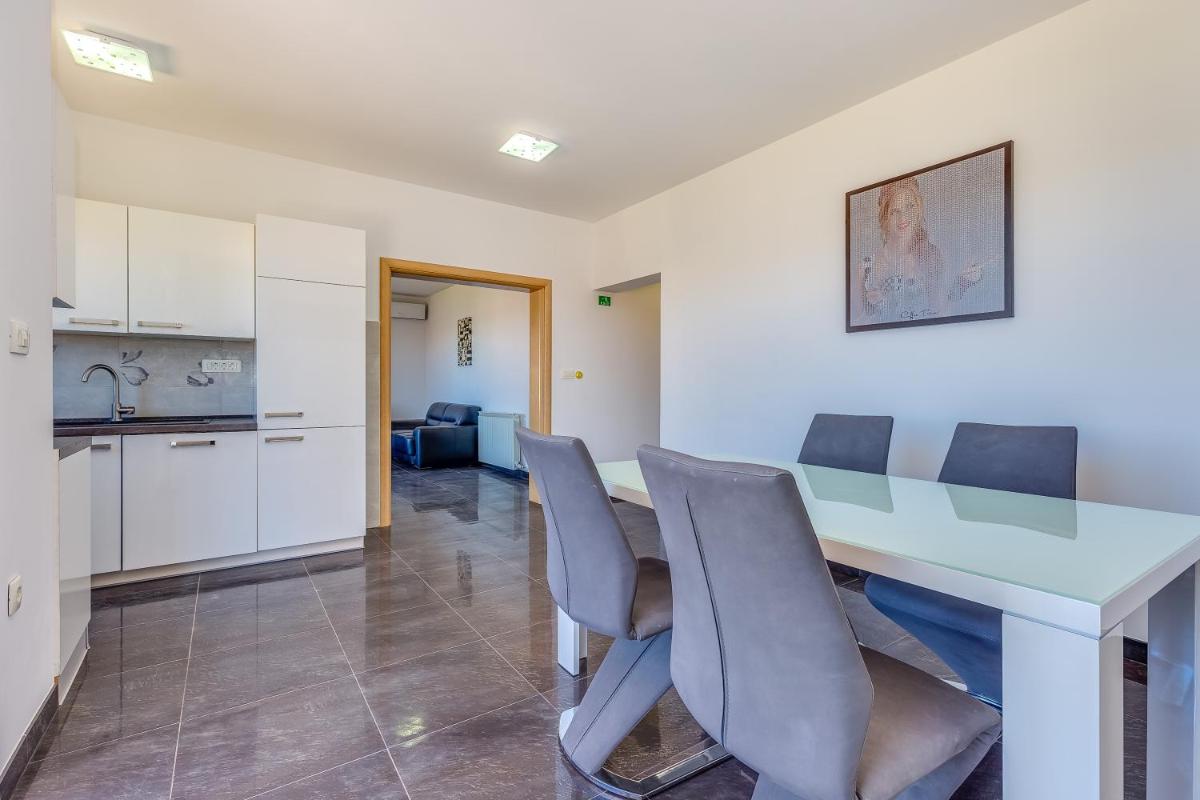 Luxury Two-Bedroom Apartment with Two Balconies and Sea View photo 2