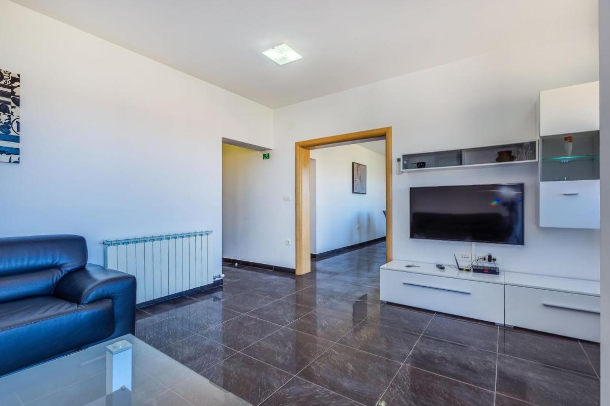 Luxury Two-Bedroom Apartment with Two Balconies and Sea View photo 1