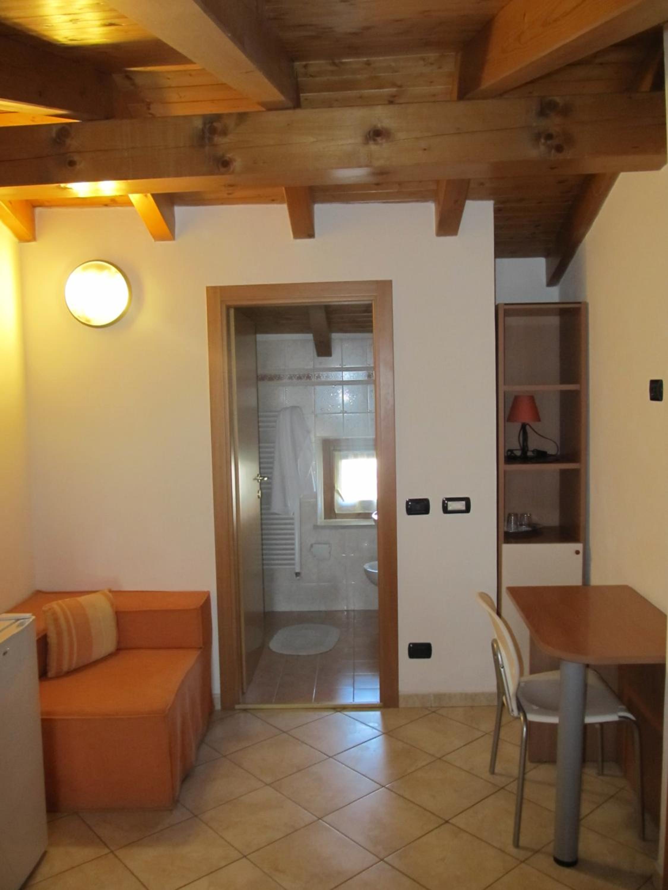 Quadruple Room with Private Bathroom - Photo 6