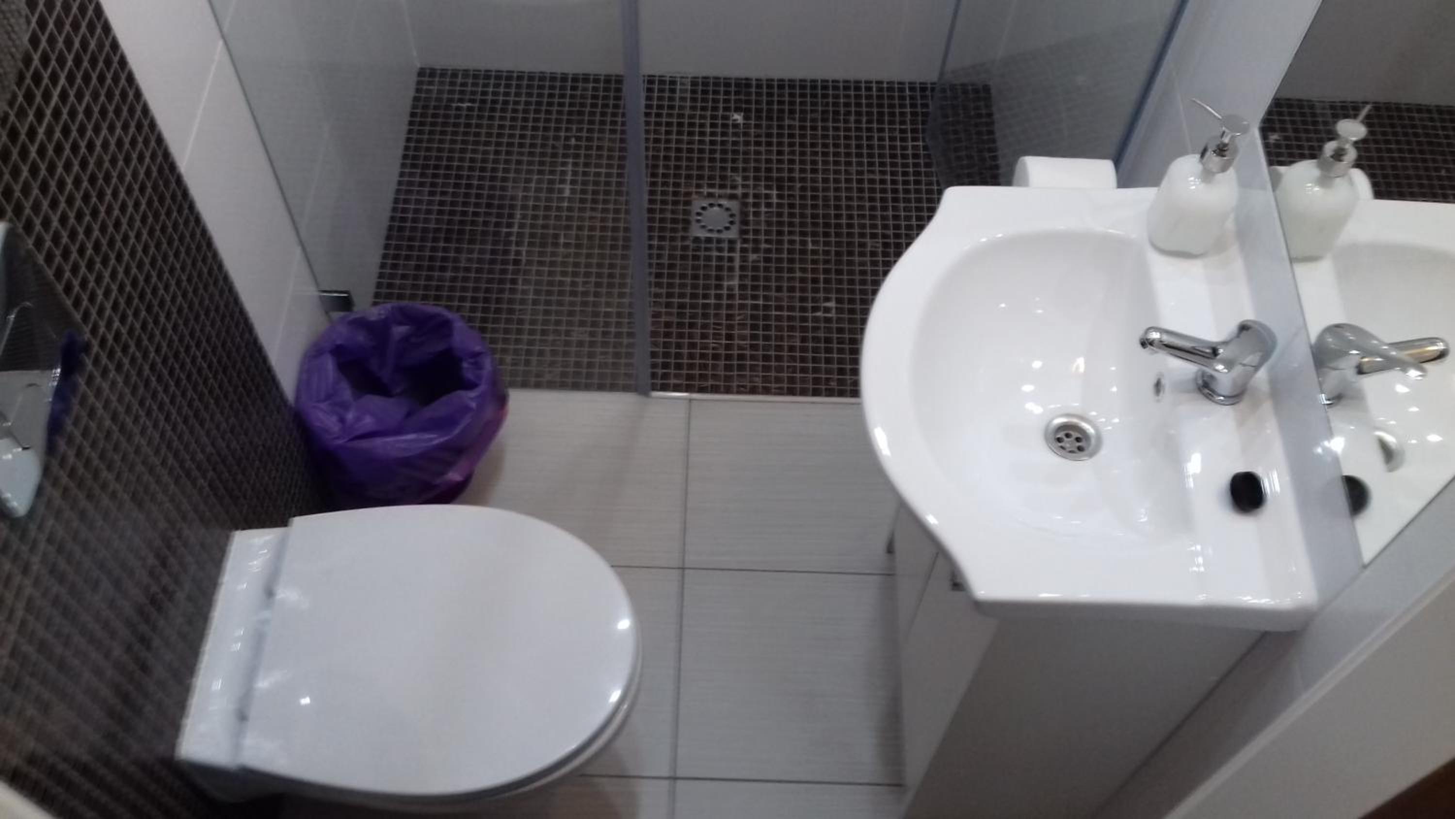 Standard Double Room with Shower - Photo 4