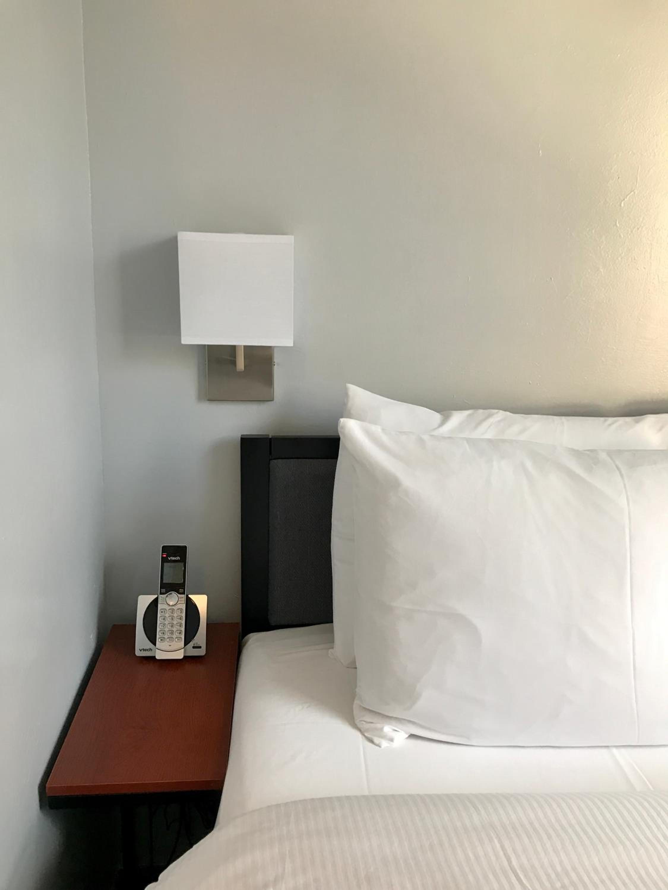 Superior Queen Room thumbnail 5