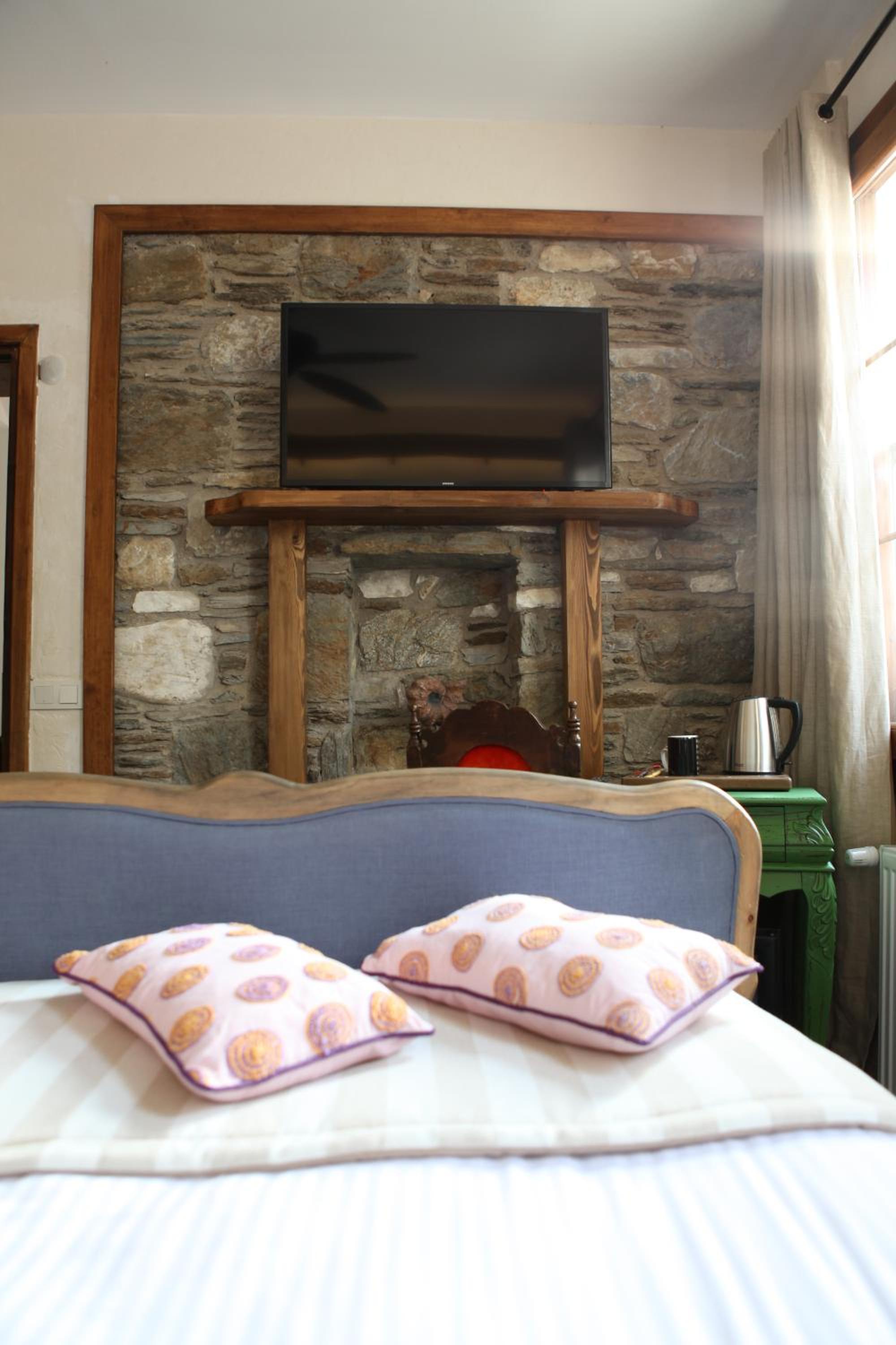 Deluxe Double Room with Bath - Photo 1