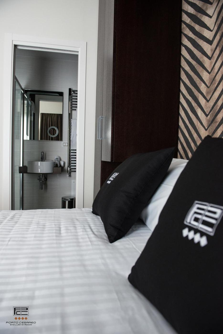 Deluxe Double Room with Balcony and Sea View - Photo 12