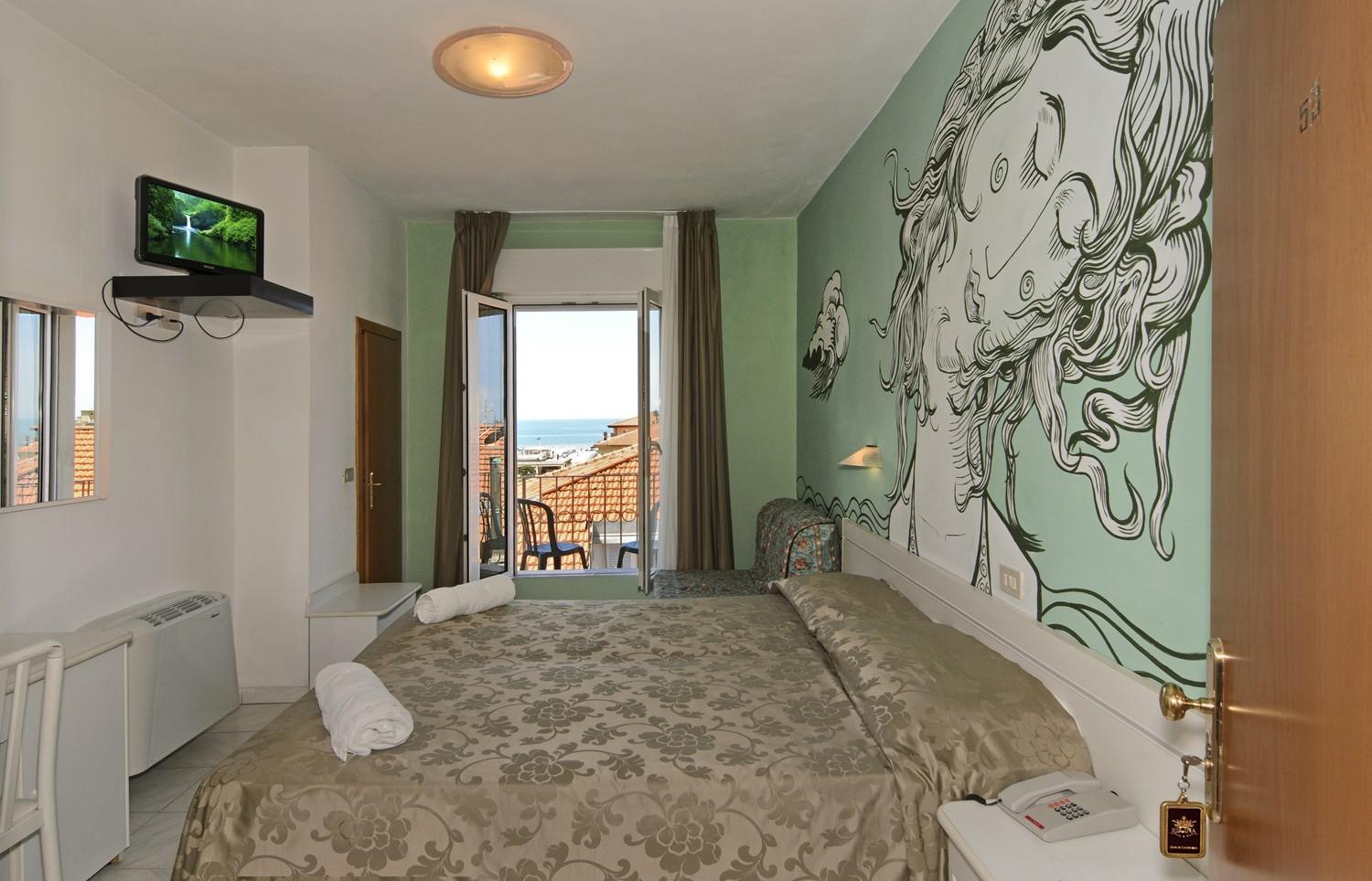 Double Room with Balcony and Partial Sea View - Photo 8