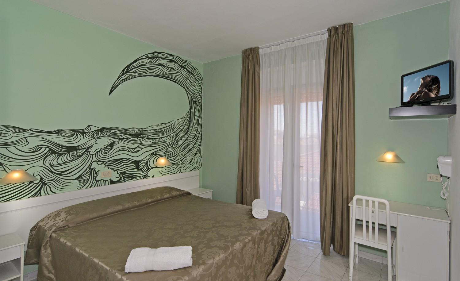 Double Room with Balcony and Partial Sea View - Photo 9