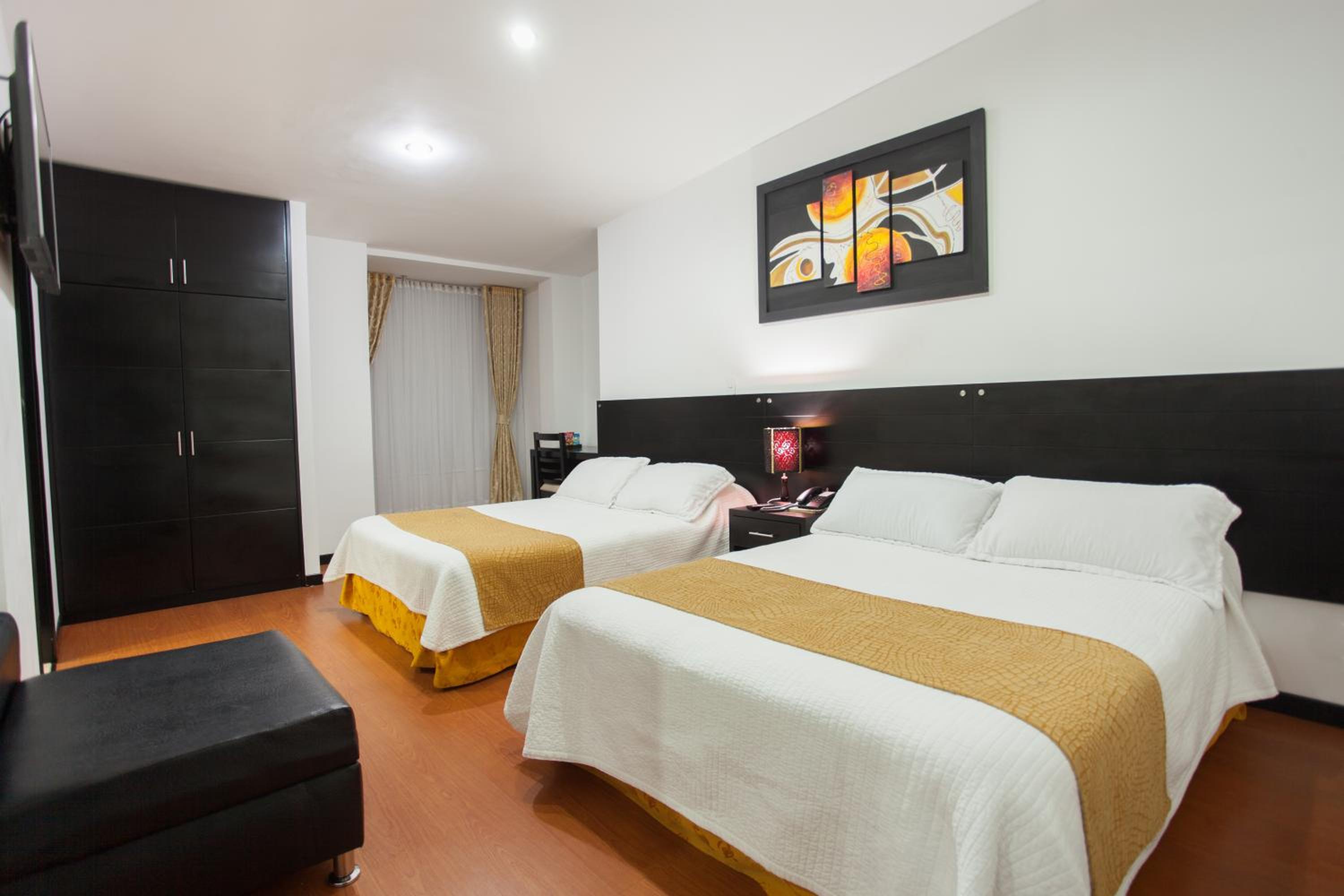 Standard Queen Room with Two Queen Beds photo 3