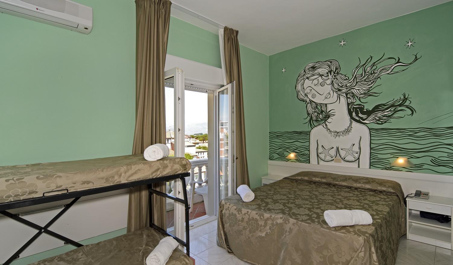 Quadruple Room with Balcony and Partial Sea View - Photo 2