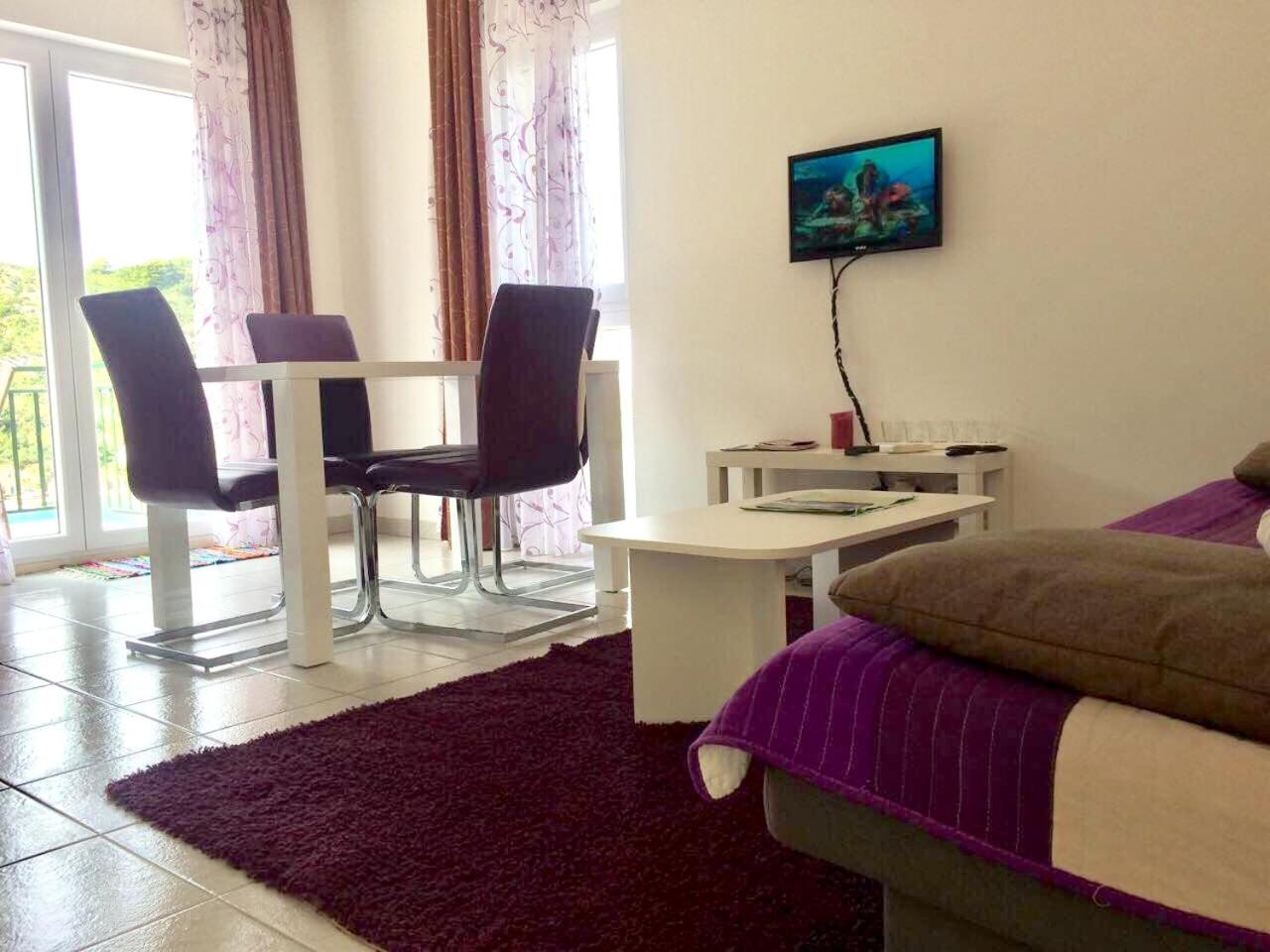 One-Bedroom Apartment with Balcony and Sea View - Photo 11