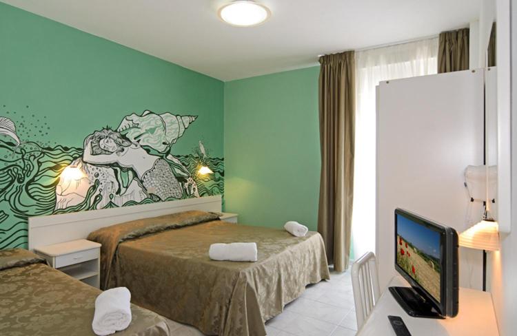 Triple Room with Balcony and Partial Sea View