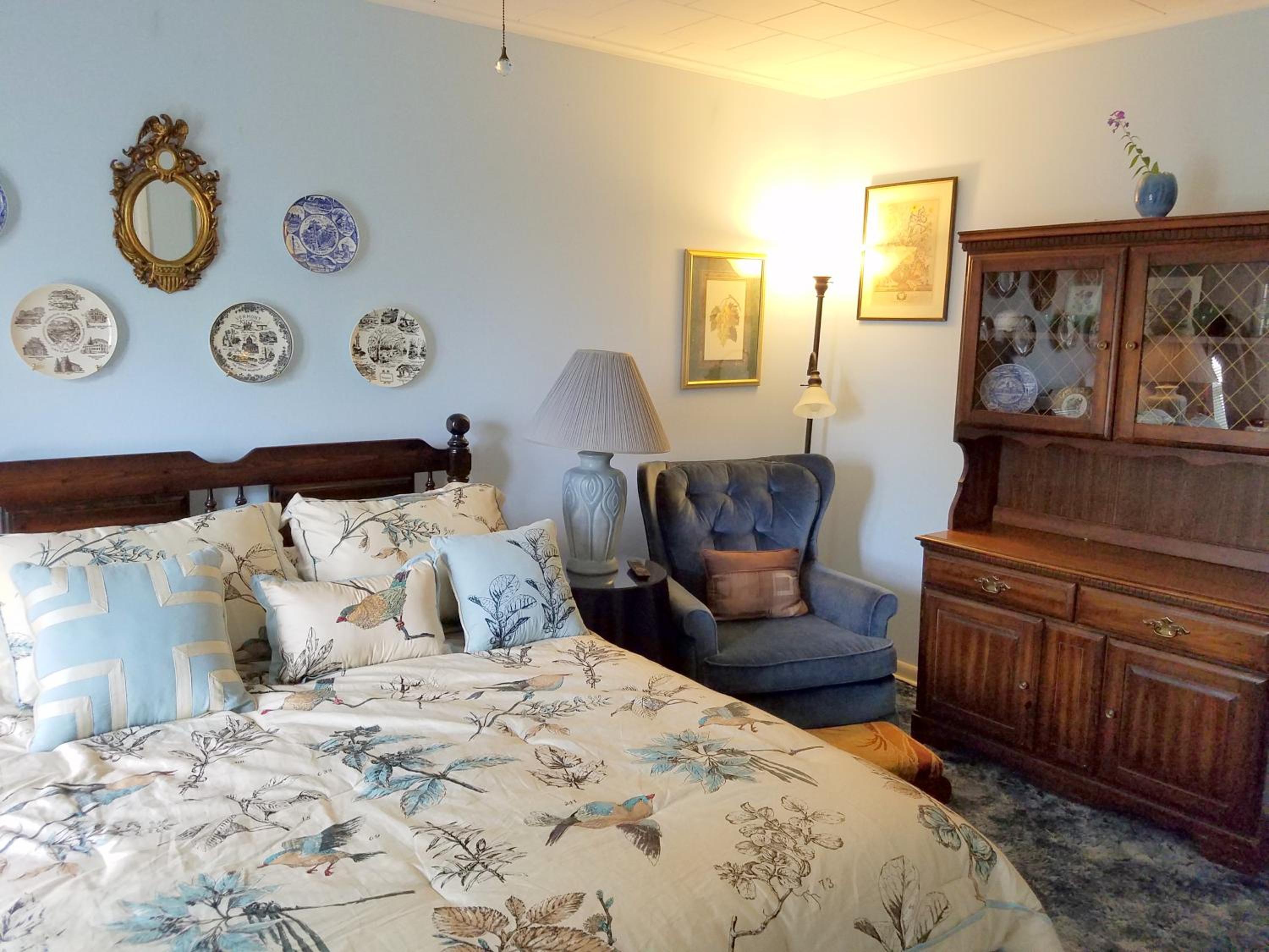 Queen Room with Shared Bathroom photo 2