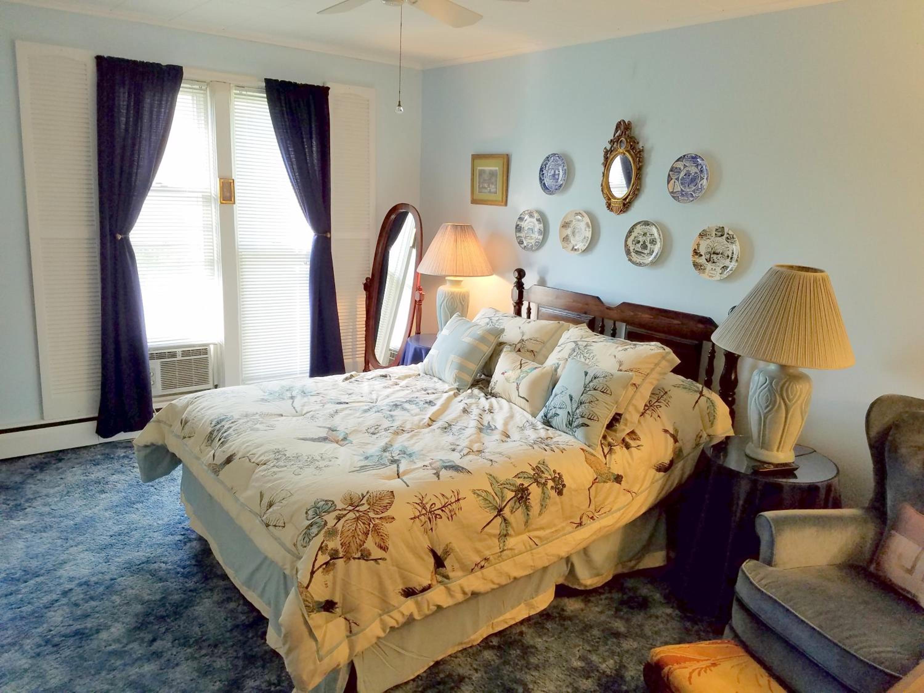 Queen Room with Shared Bathroom photo 3