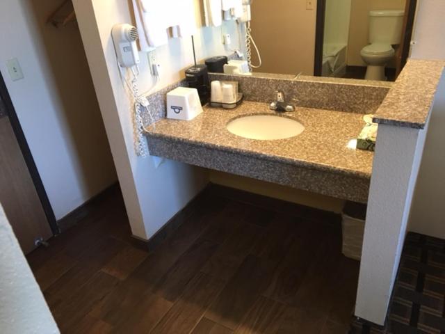 Queen Room - Disability Access/Non-Smoking - Photo 6