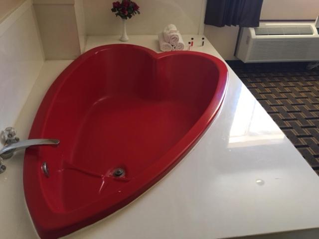 Deluxe King Suite - Photo 7