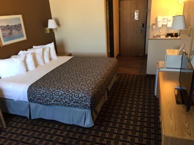 King Room - Non-Smoking - Photo 5