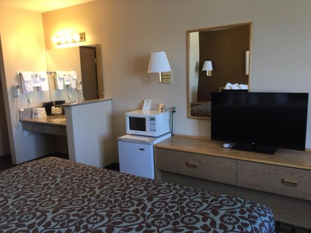 King Room - Non-Smoking - Photo 4