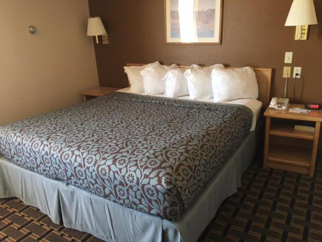 Deluxe King Suite - Photo 5